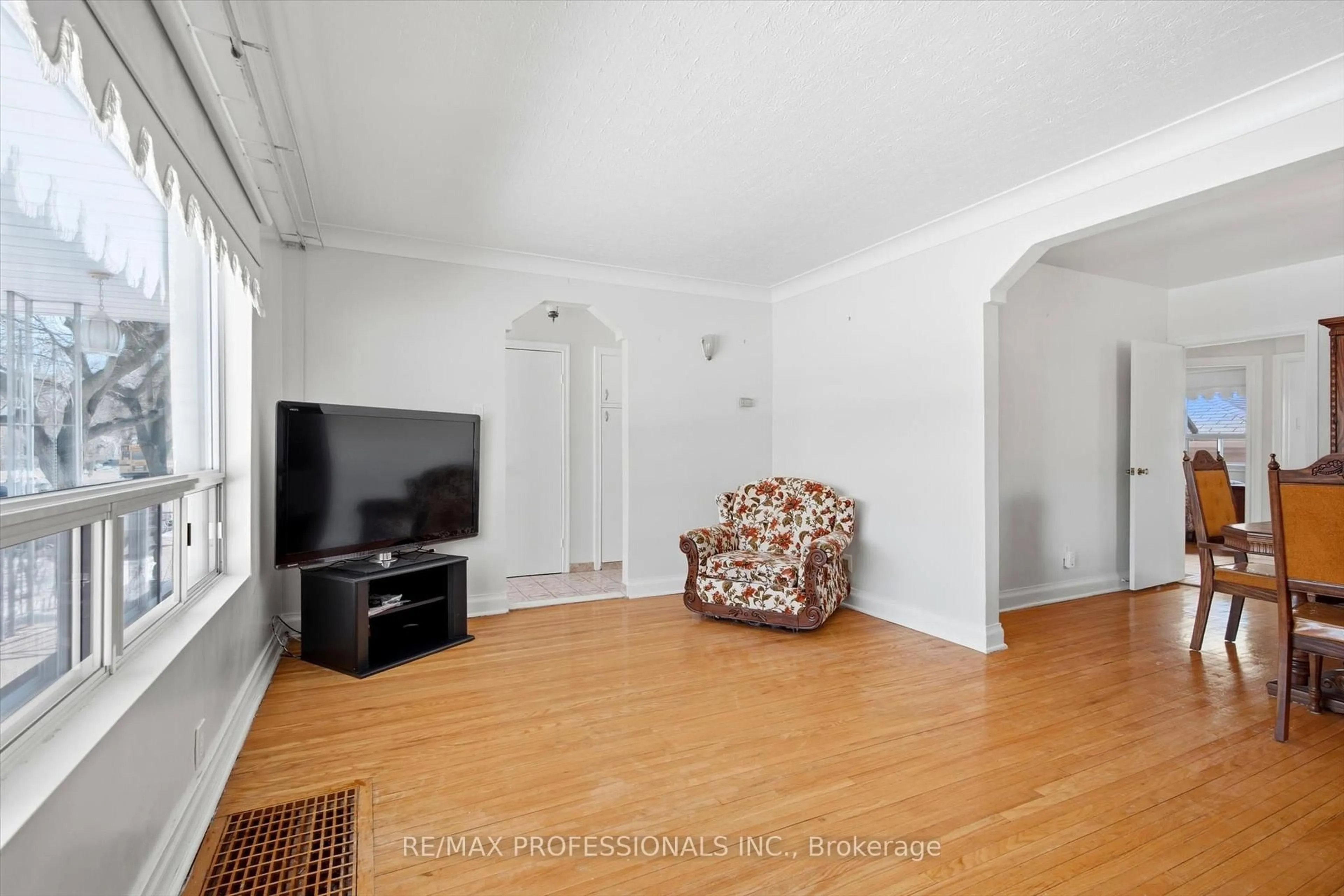 Living room with furniture, unknown for 54 Culnan Ave, Toronto Ontario M8Z 5B2