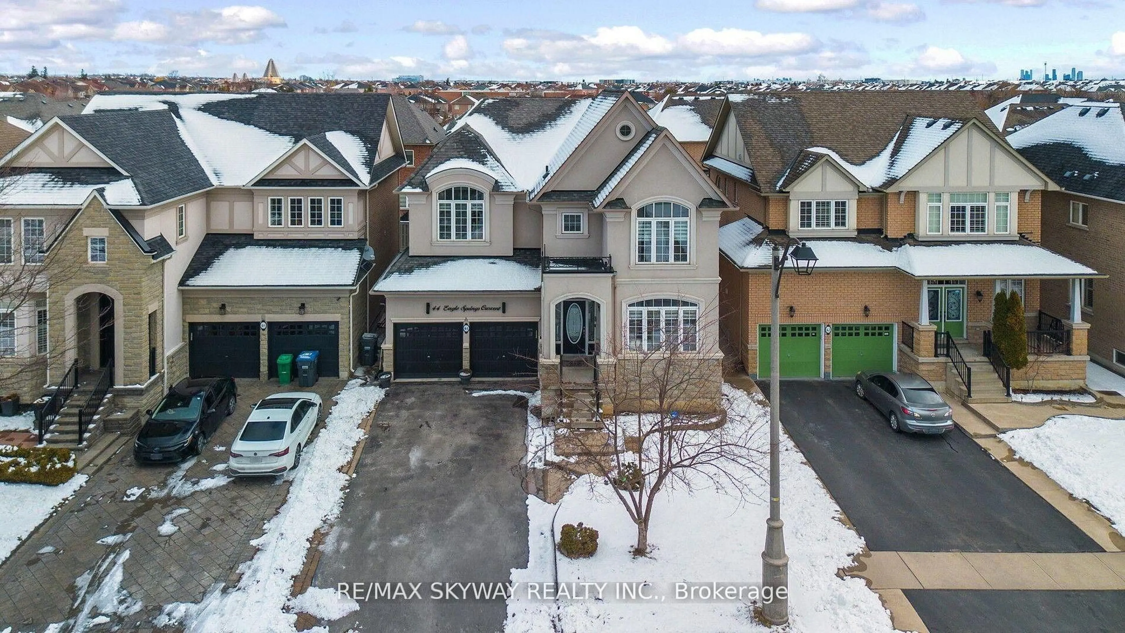 A pic from outside/outdoor area/front of a property/back of a property/a pic from drone, street for 44 Eaglesprings Cres, Brampton Ontario L6P 2W2