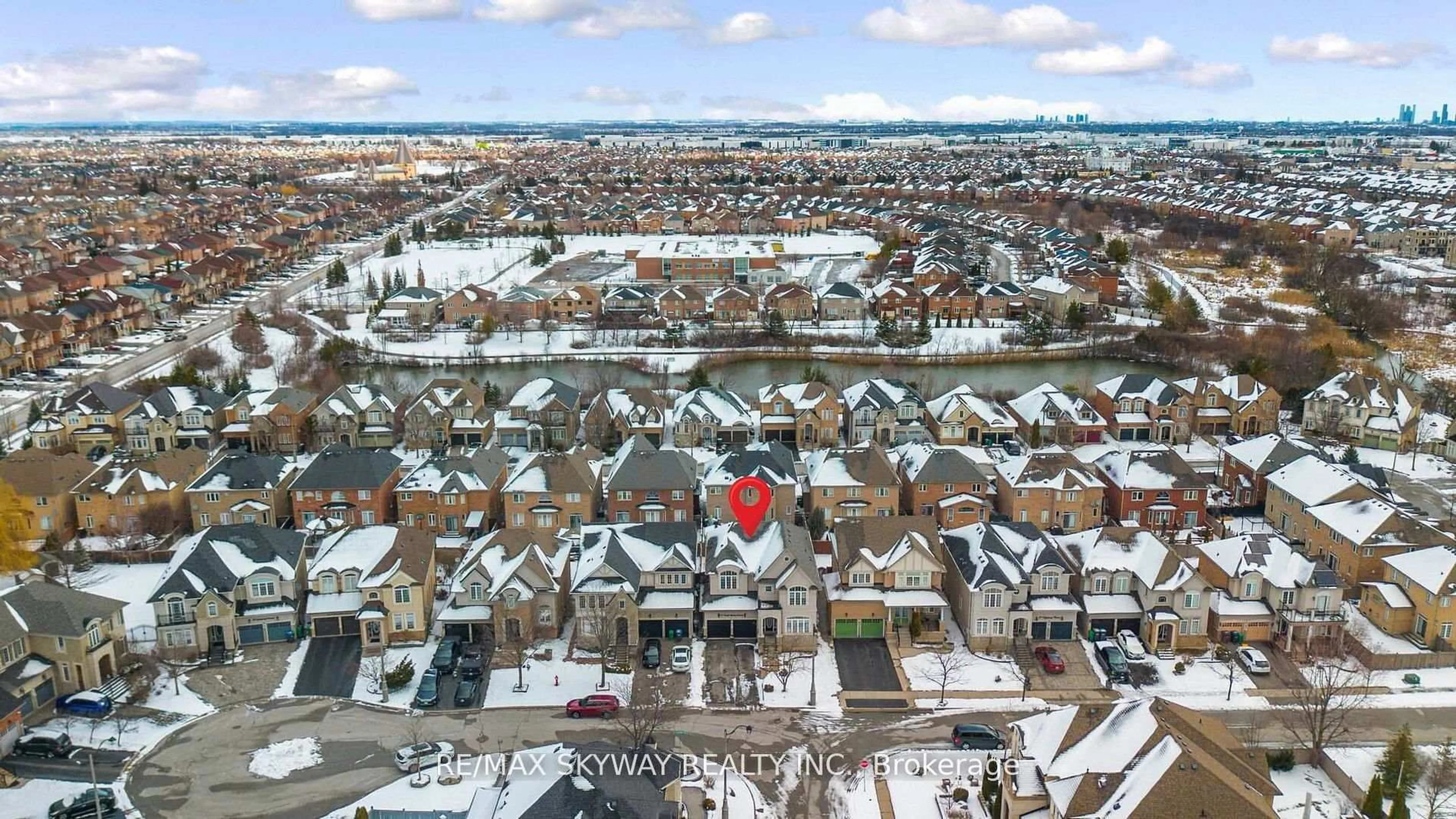 A pic from outside/outdoor area/front of a property/back of a property/a pic from drone, city buildings view from balcony for 44 Eaglesprings Cres, Brampton Ontario L6P 2W2