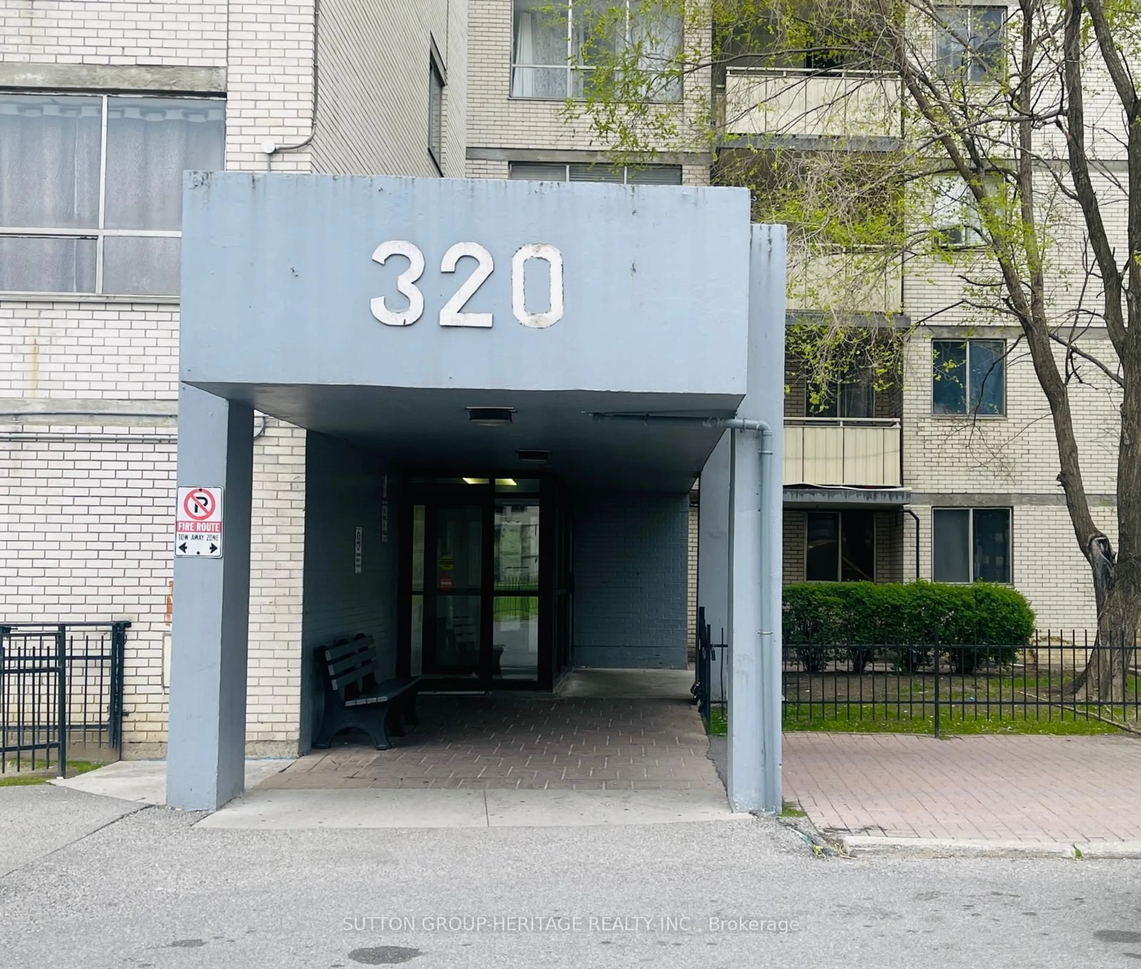 Indoor foyer for 320 Dixon Rd #1613, Toronto Ontario M9R 1S8
