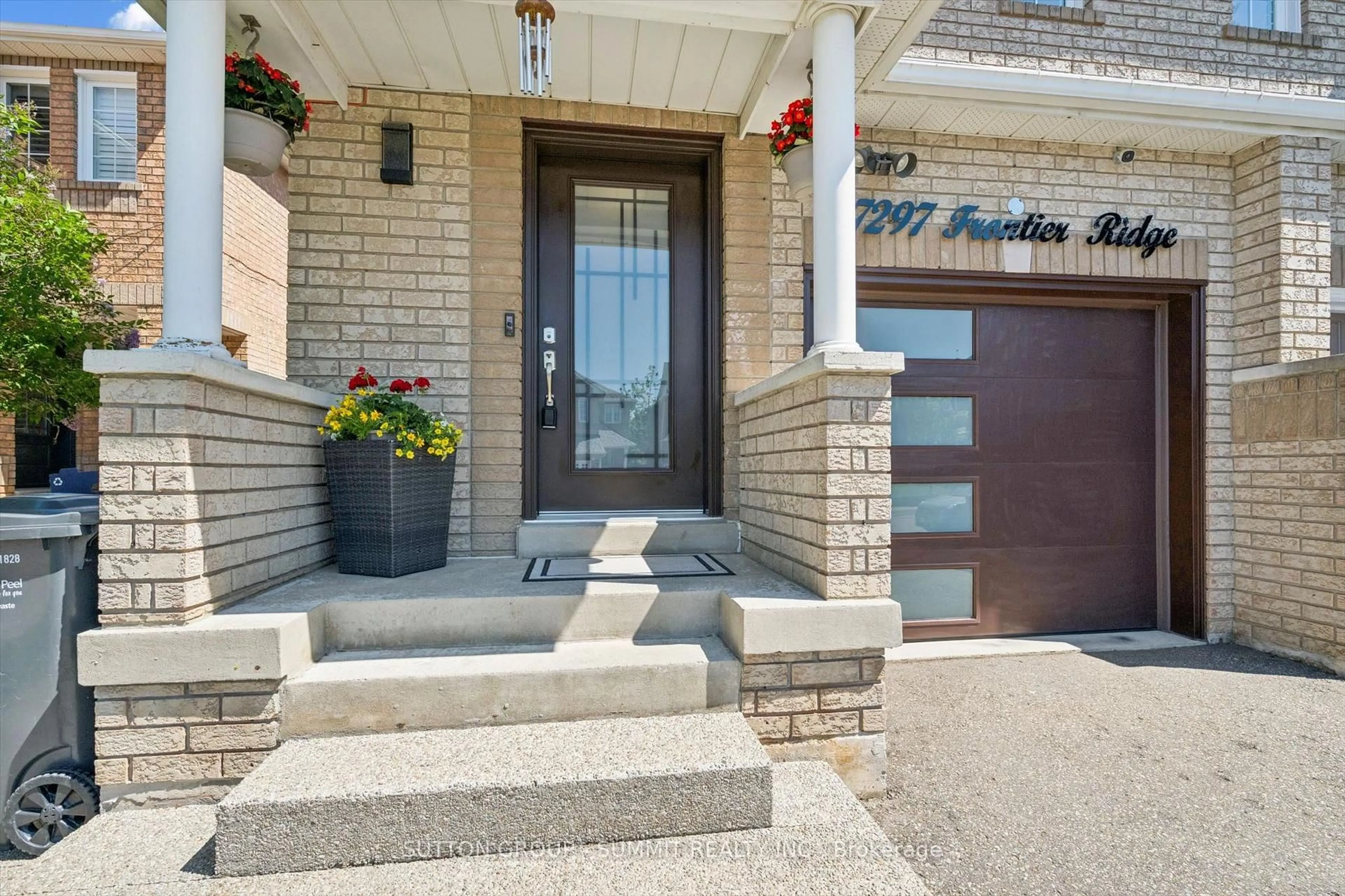 Indoor entryway for 7297 Frontier Rdge, Mississauga Ontario L5N 7P7