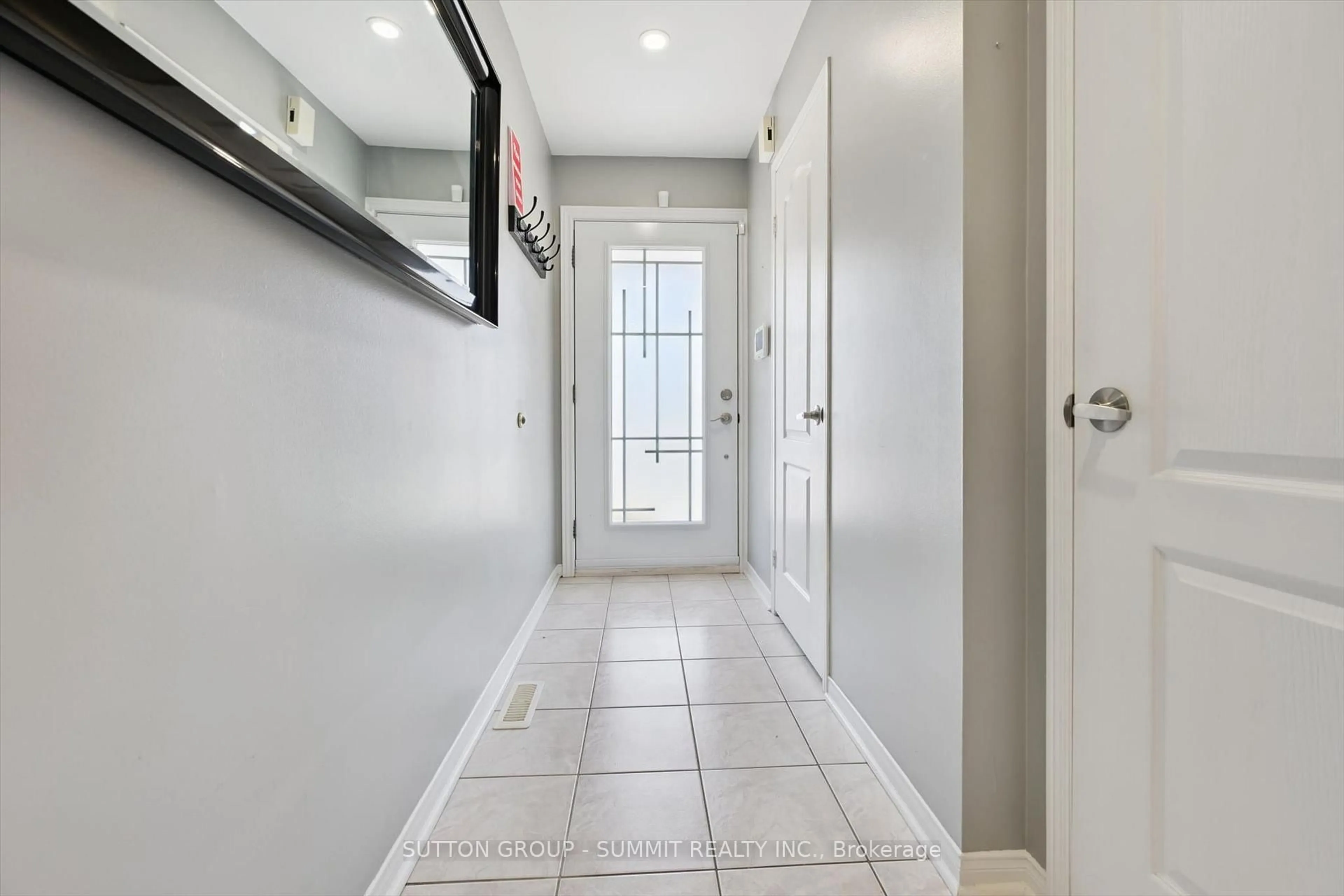 Indoor entryway for 7297 Frontier Rdge, Mississauga Ontario L5N 7P7