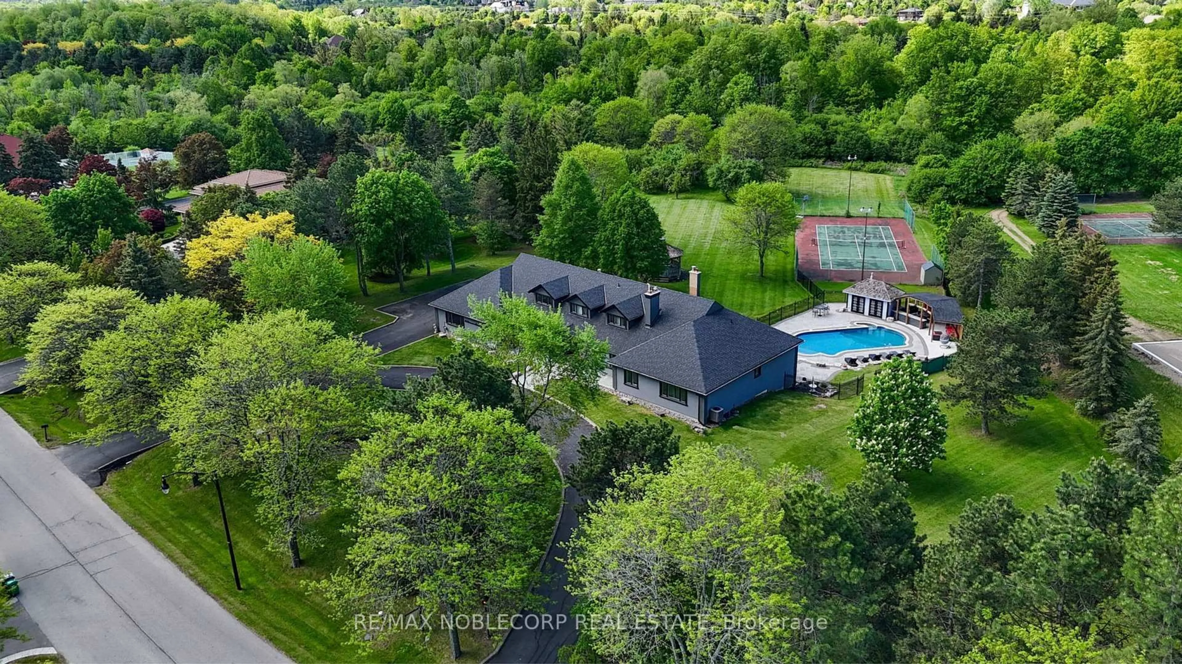 A pic from outside/outdoor area/front of a property/back of a property/a pic from drone, water/lake/river/ocean view for 14 Bowman Ave, Brampton Ontario L6P 0X5