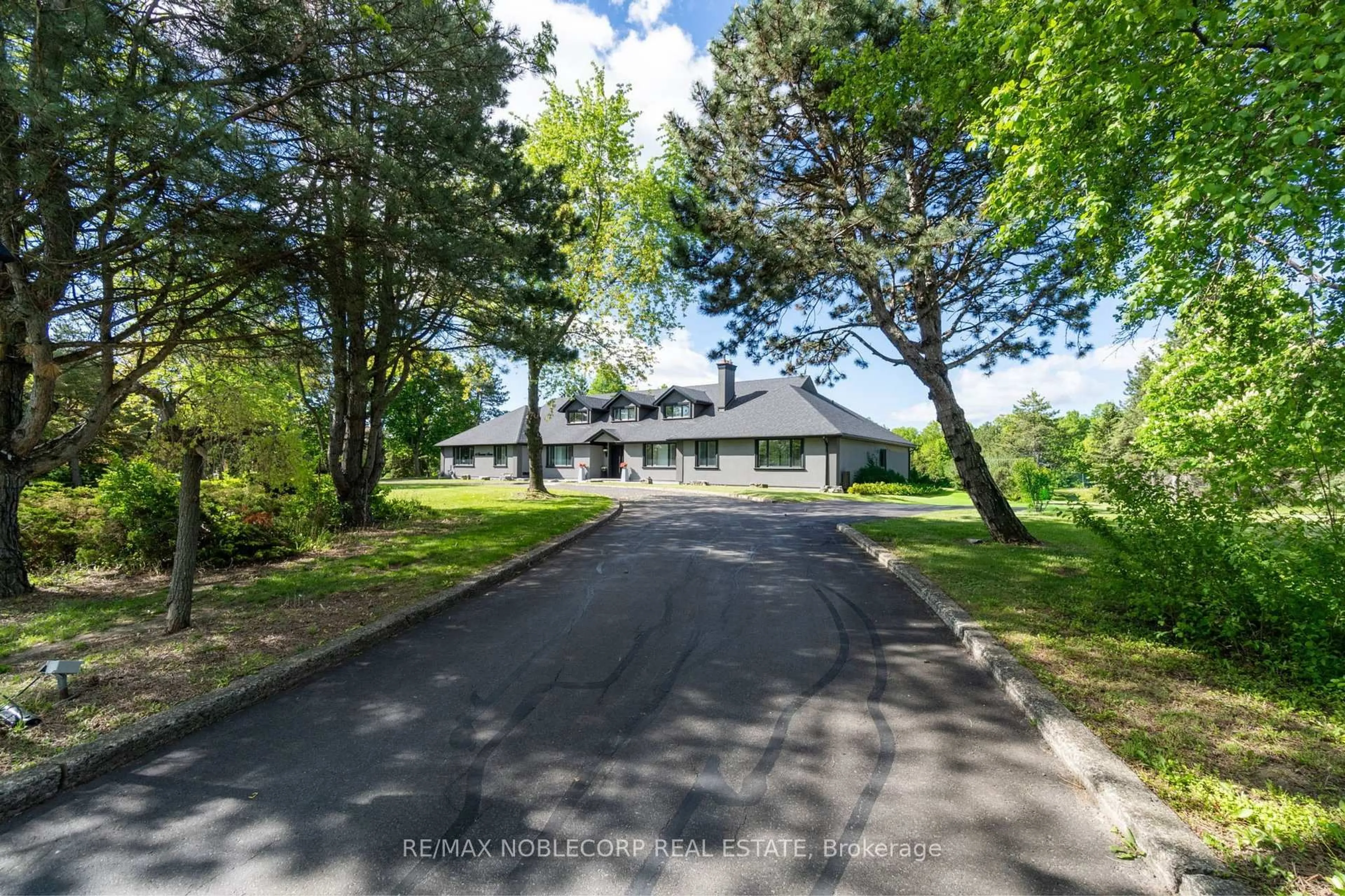 A pic from outside/outdoor area/front of a property/back of a property/a pic from drone, street for 14 Bowman Ave, Brampton Ontario L6P 0X5