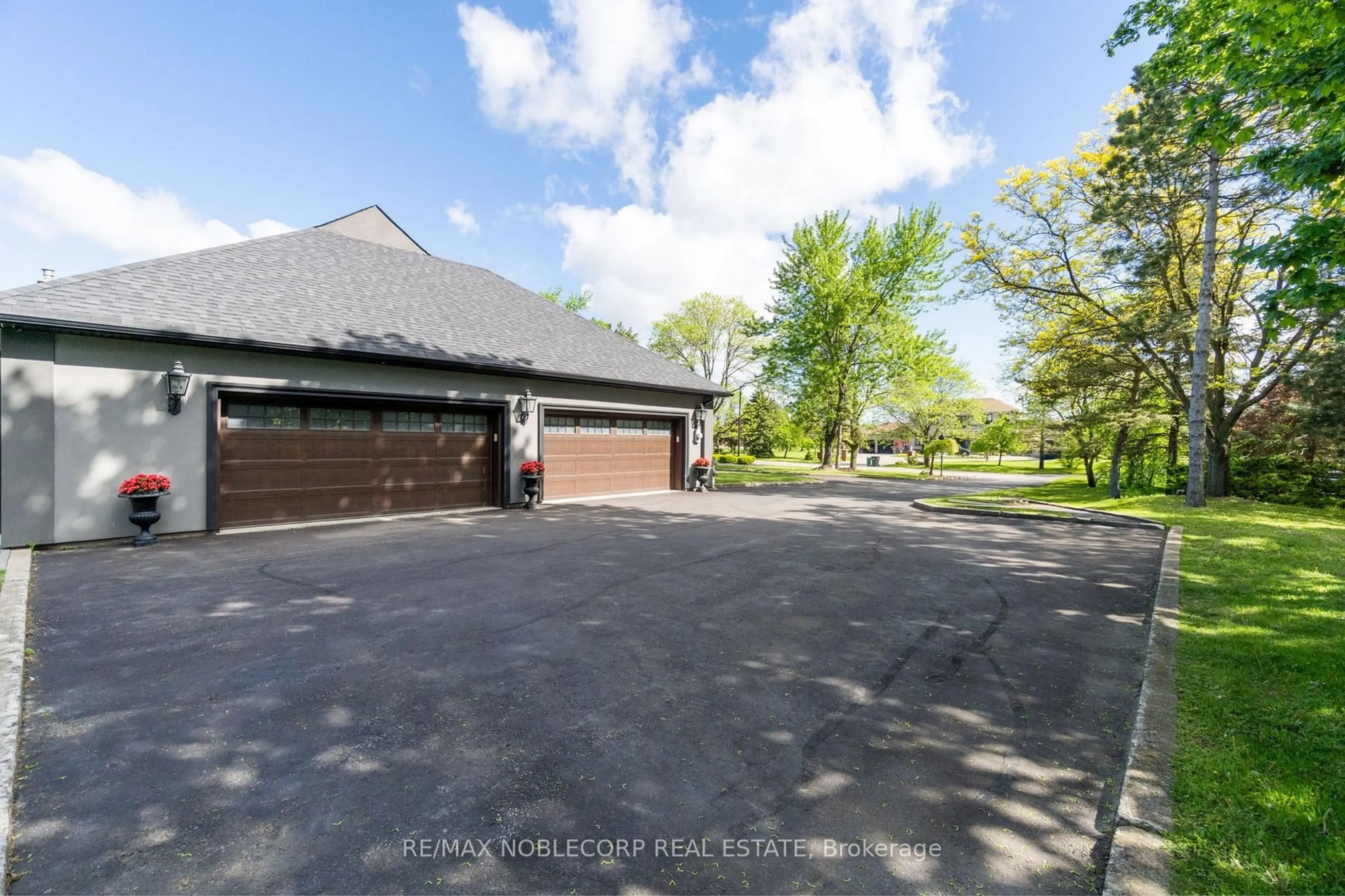 A pic from outside/outdoor area/front of a property/back of a property/a pic from drone, street for 14 Bowman Ave, Brampton Ontario L6P 0X5