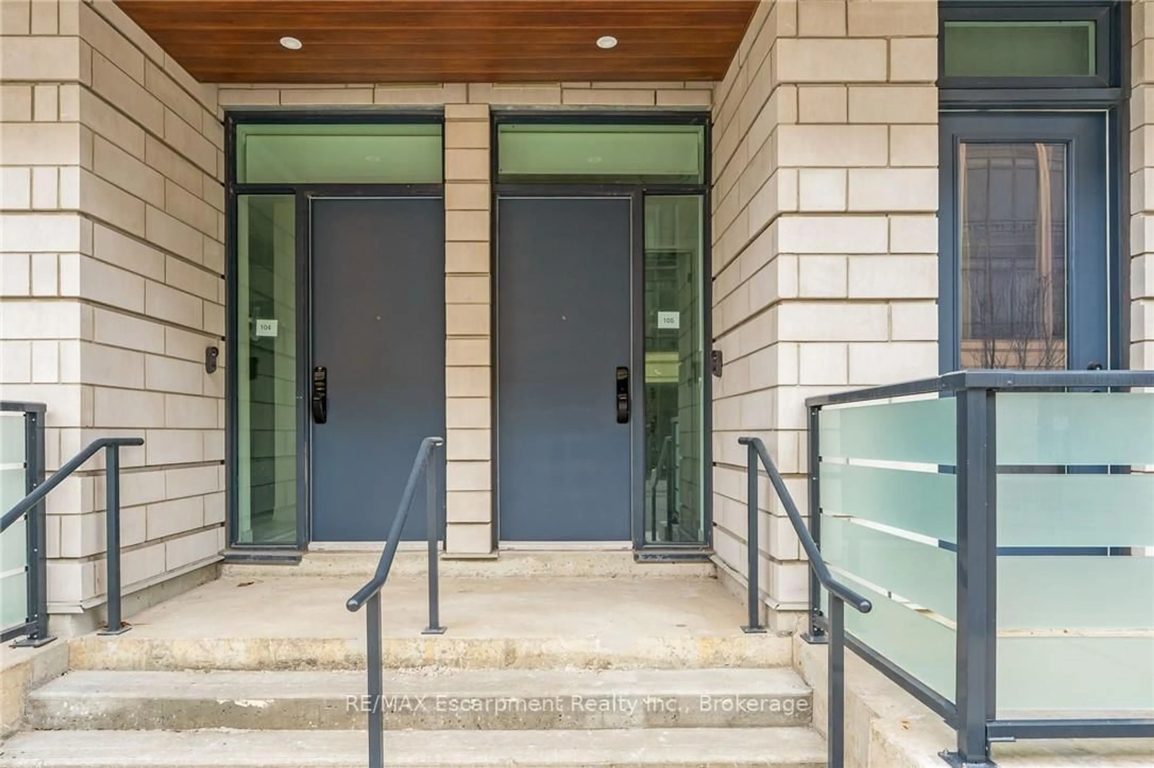 Indoor entryway for 123 Maurice Dr #303, Oakville Ontario L6K 2W6