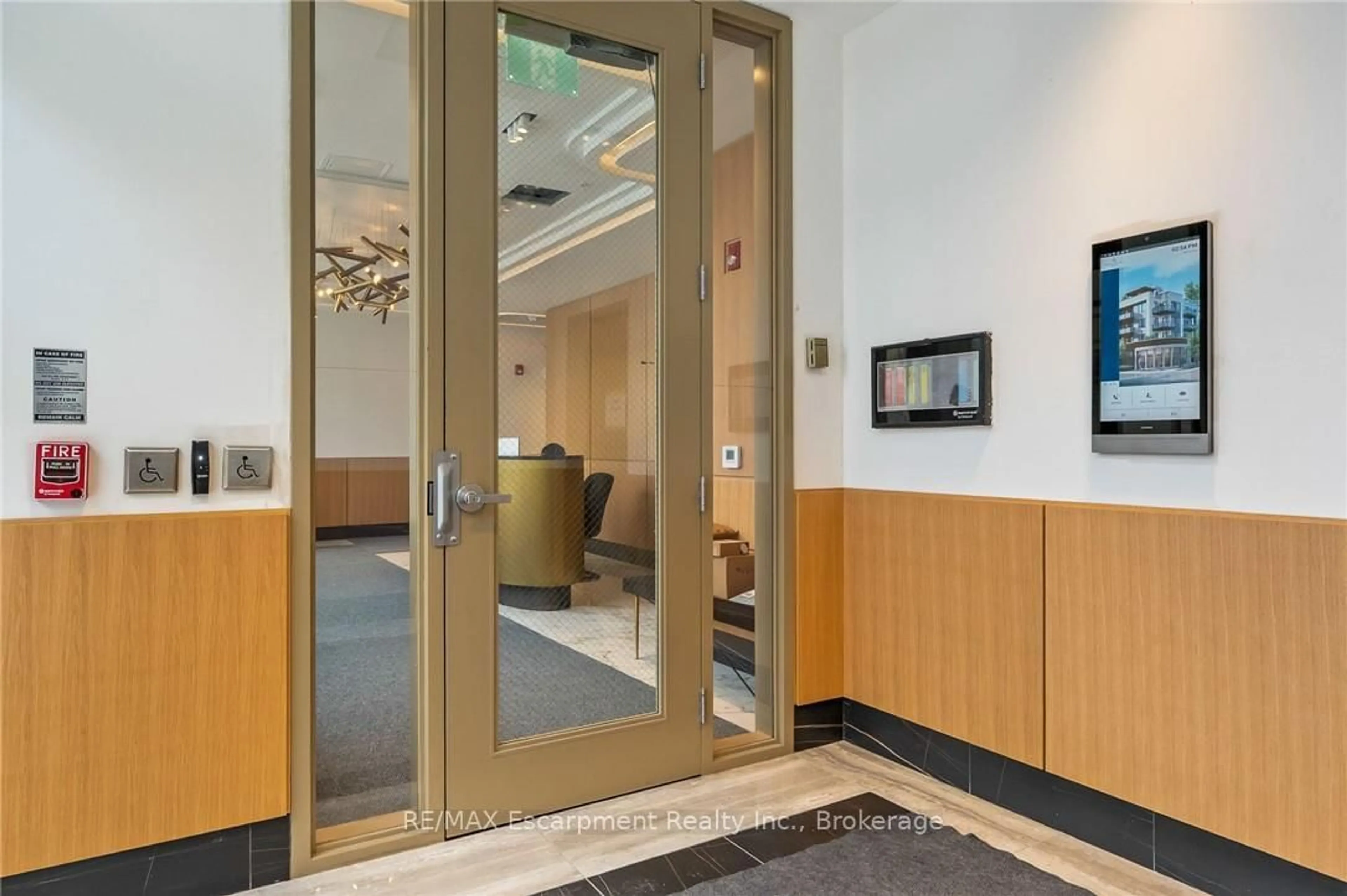 Indoor foyer for 123 Maurice Dr #303, Oakville Ontario L6K 2W6