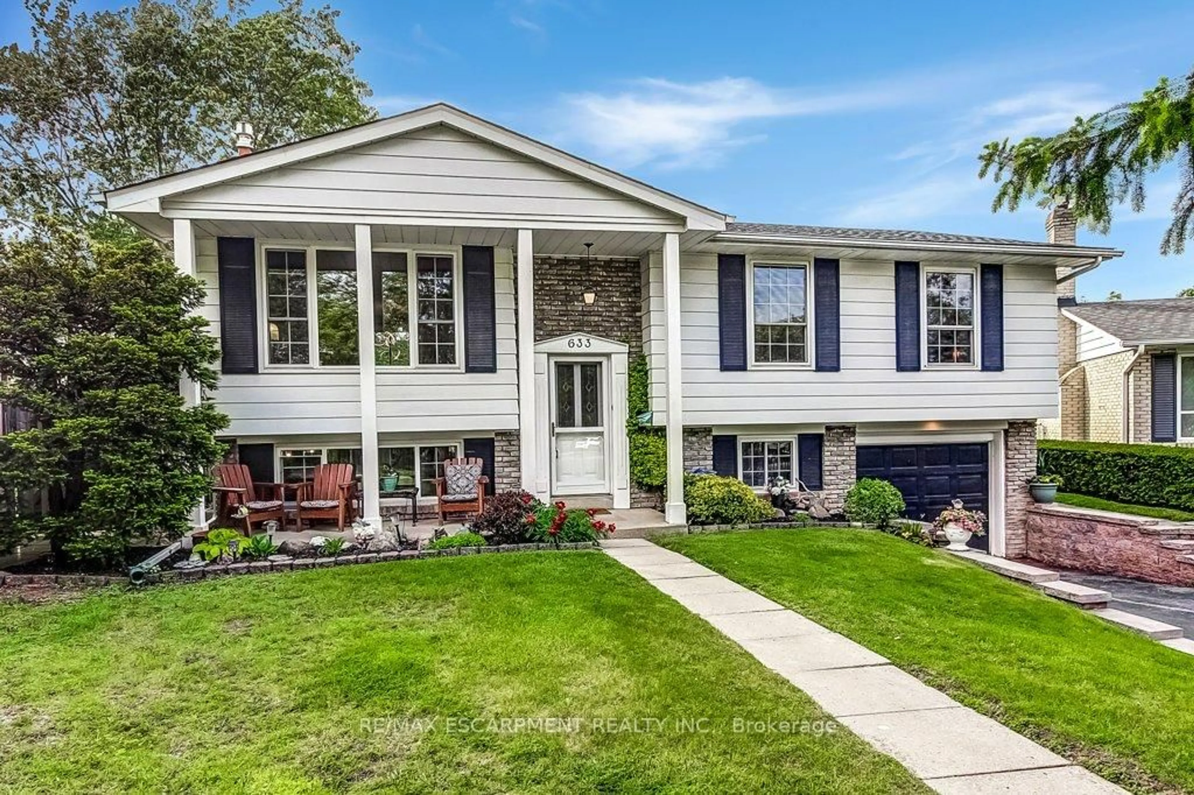 Home with vinyl exterior material, street for 633 Sheraton Rd, Burlington Ontario L7L 4B3