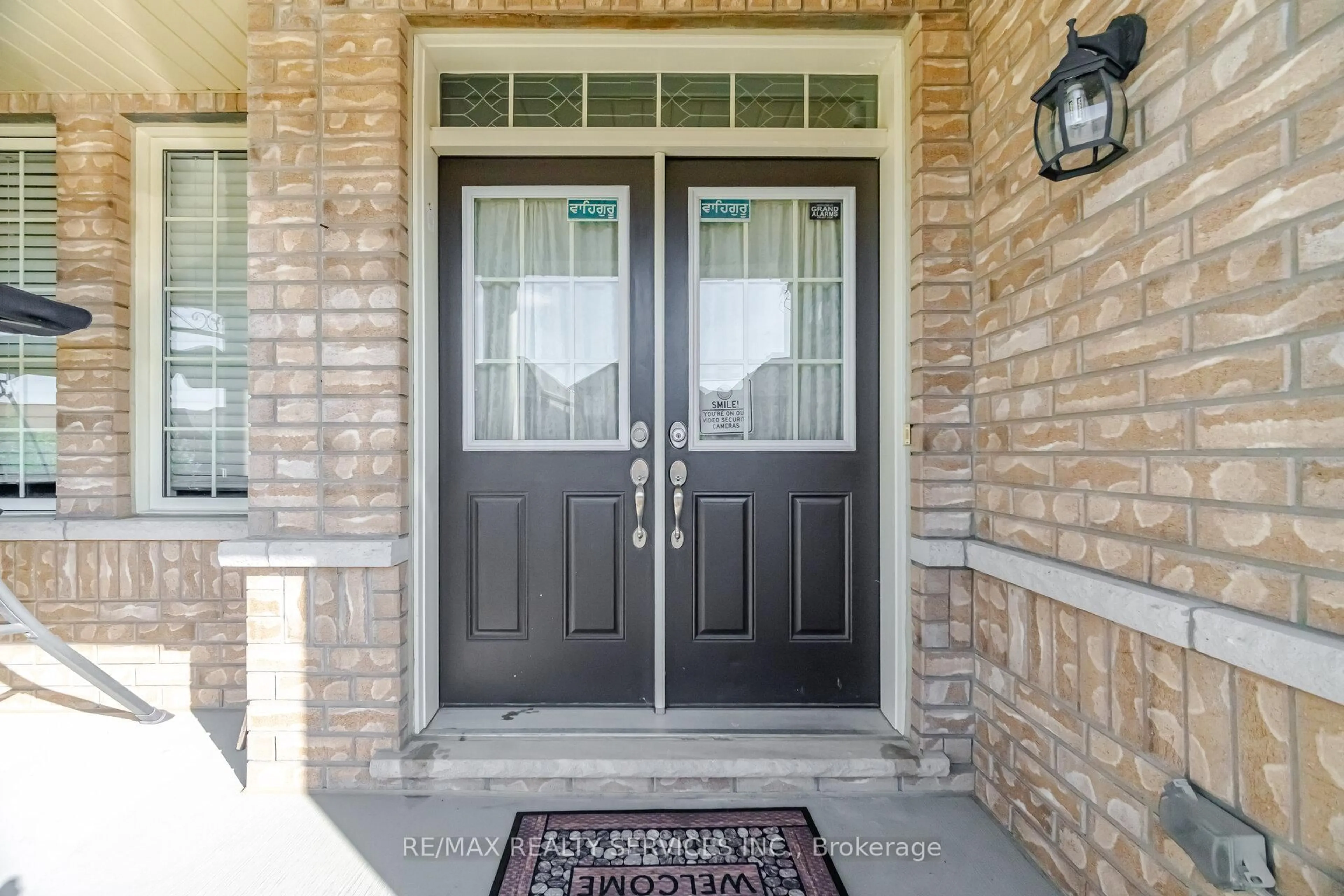 Indoor entryway for 39 Templehill Rd, Brampton Ontario L6R 3S6