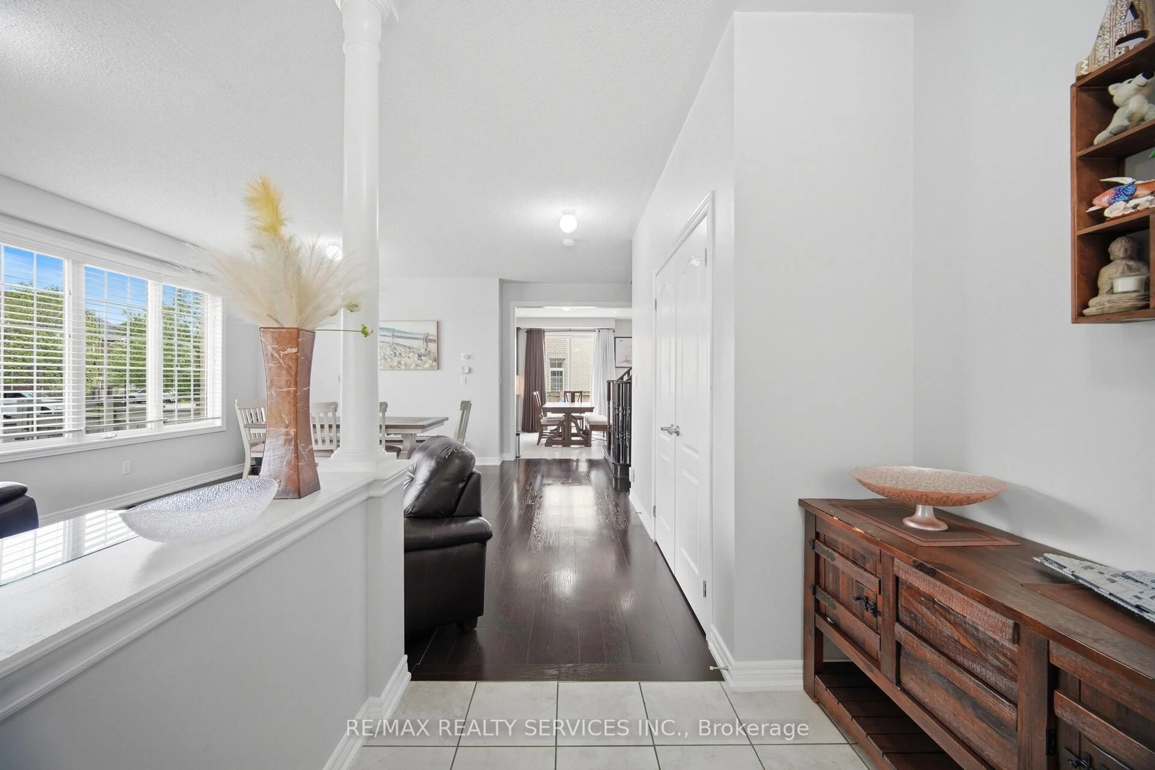 Indoor entryway for 39 Templehill Rd, Brampton Ontario L6R 3S6