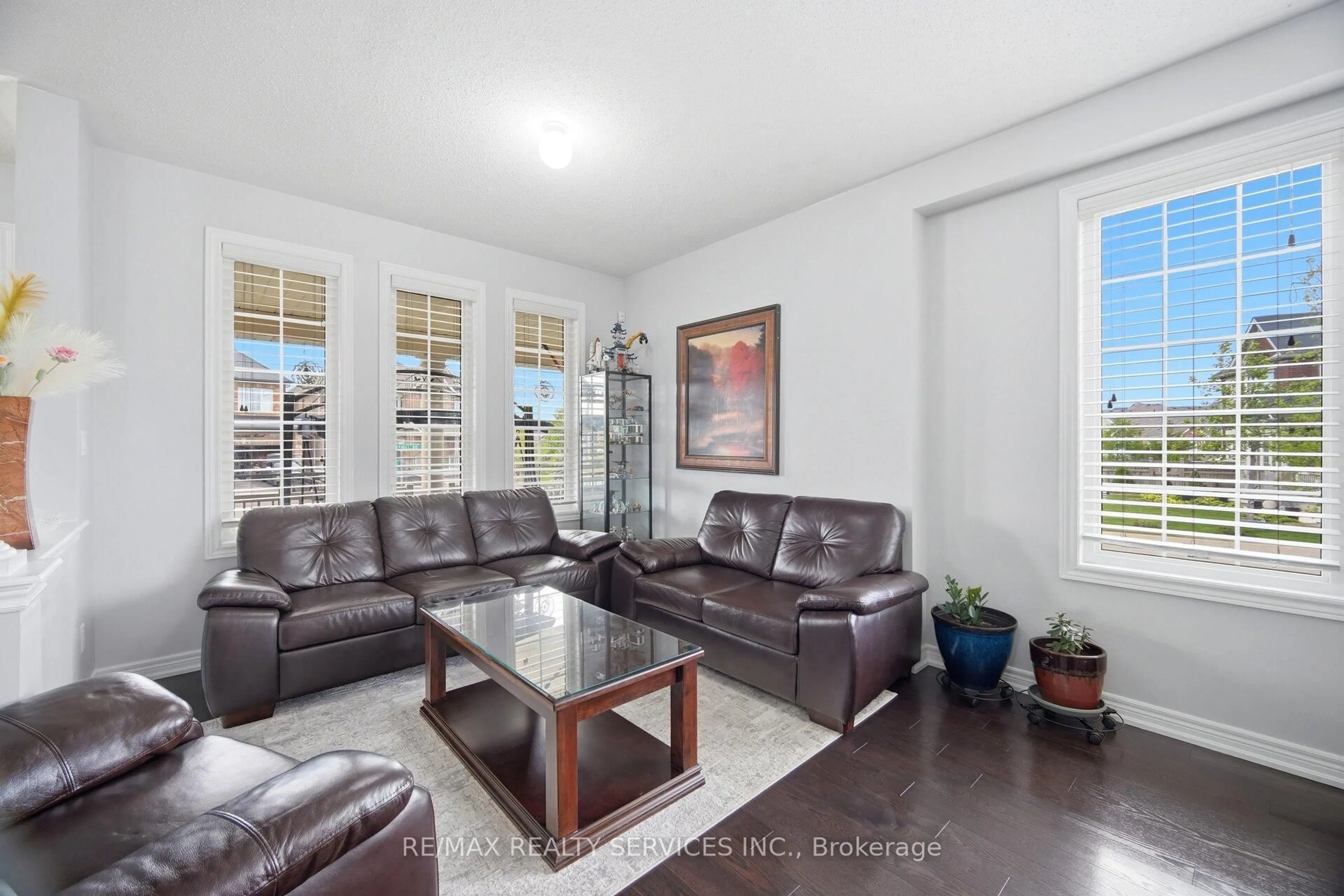 Living room with furniture, unknown for 39 Templehill Rd, Brampton Ontario L6R 3S6