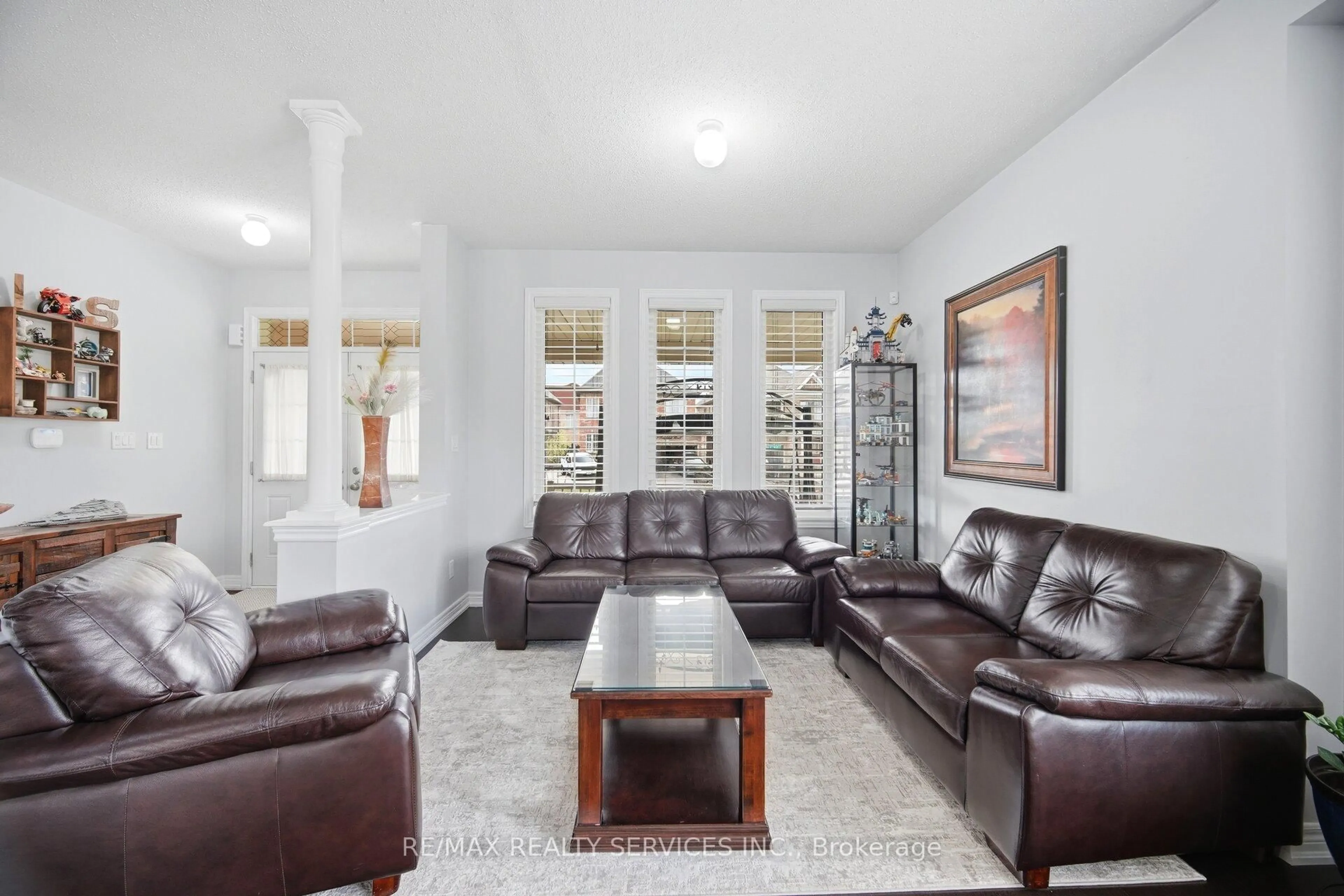 Living room with furniture, ceramic/tile floor for 39 Templehill Rd, Brampton Ontario L6R 3S6