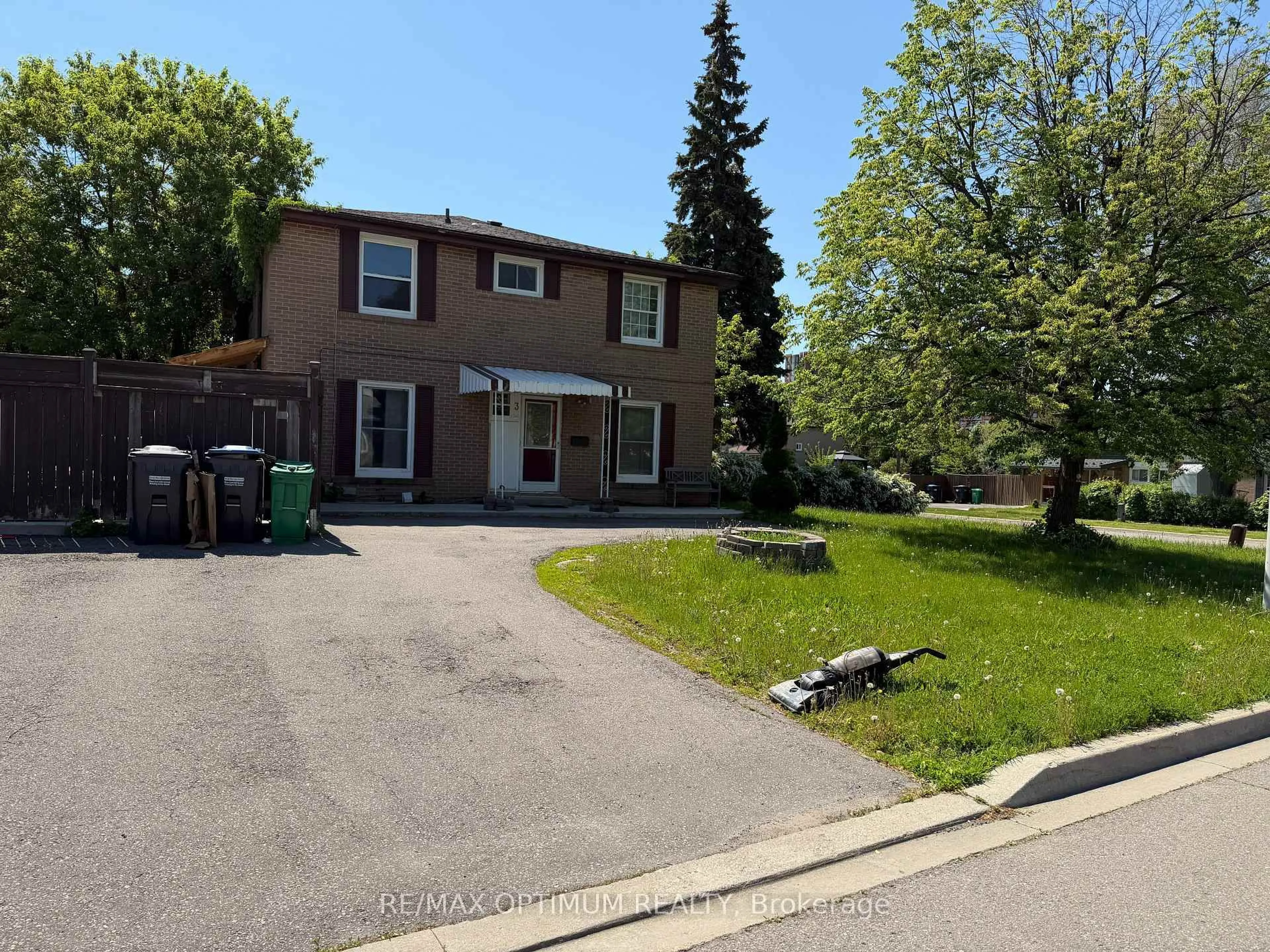 A pic from outside/outdoor area/front of a property/back of a property/a pic from drone, street for 3 Dunwich Pl, Brampton Ontario L6T 1K3