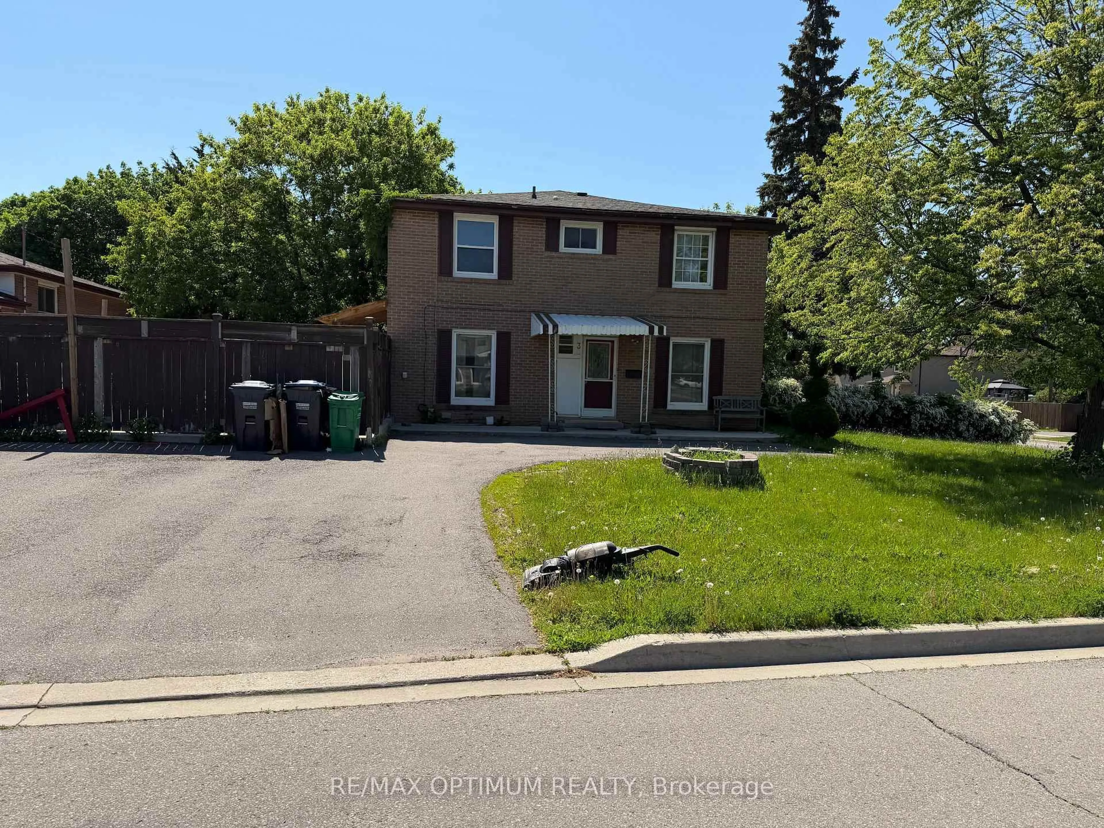 A pic from outside/outdoor area/front of a property/back of a property/a pic from drone, street for 3 Dunwich Pl, Brampton Ontario L6T 1K3