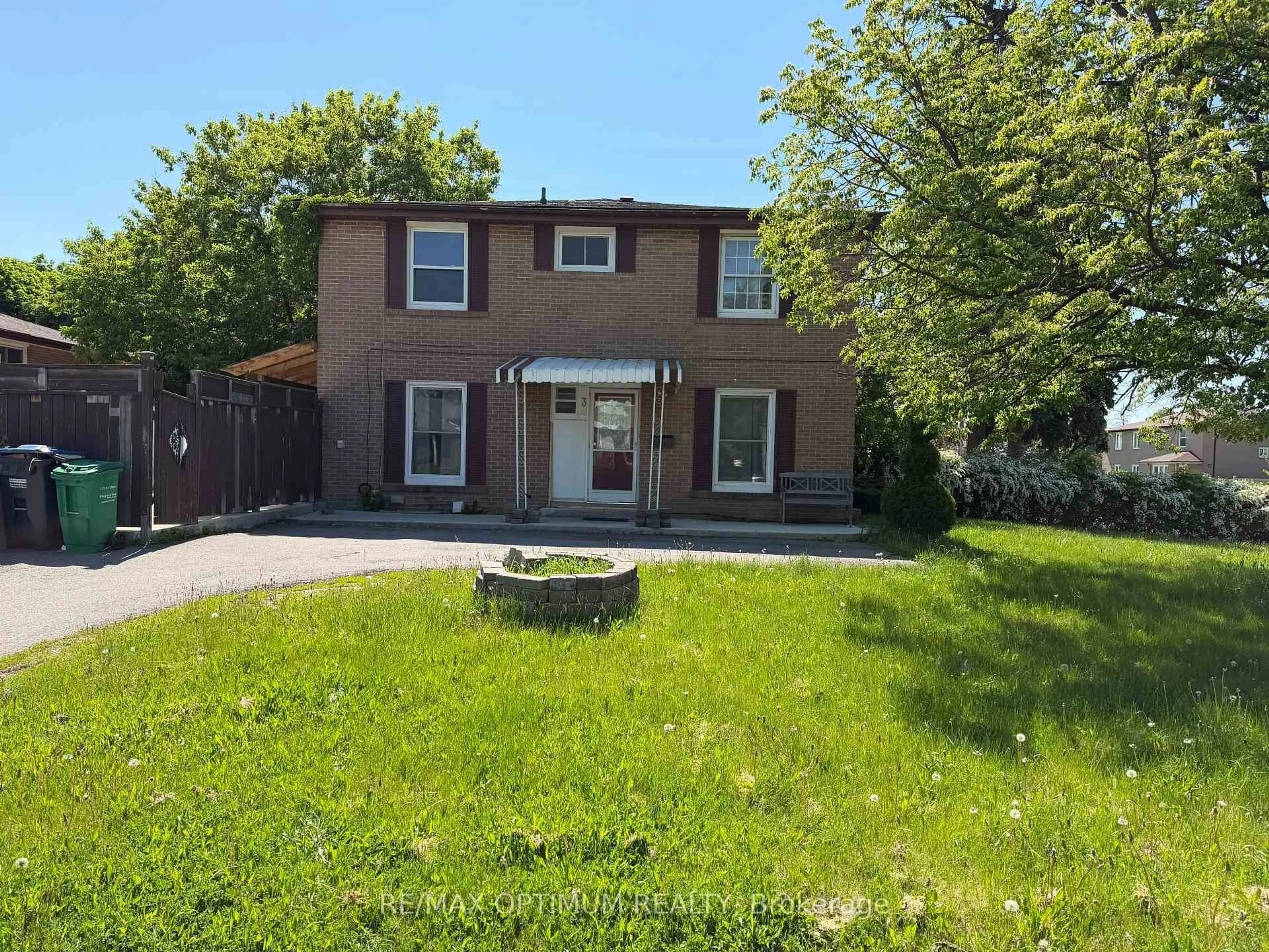 A pic from outside/outdoor area/front of a property/back of a property/a pic from drone, street for 3 Dunwich Pl, Brampton Ontario L6T 1K3