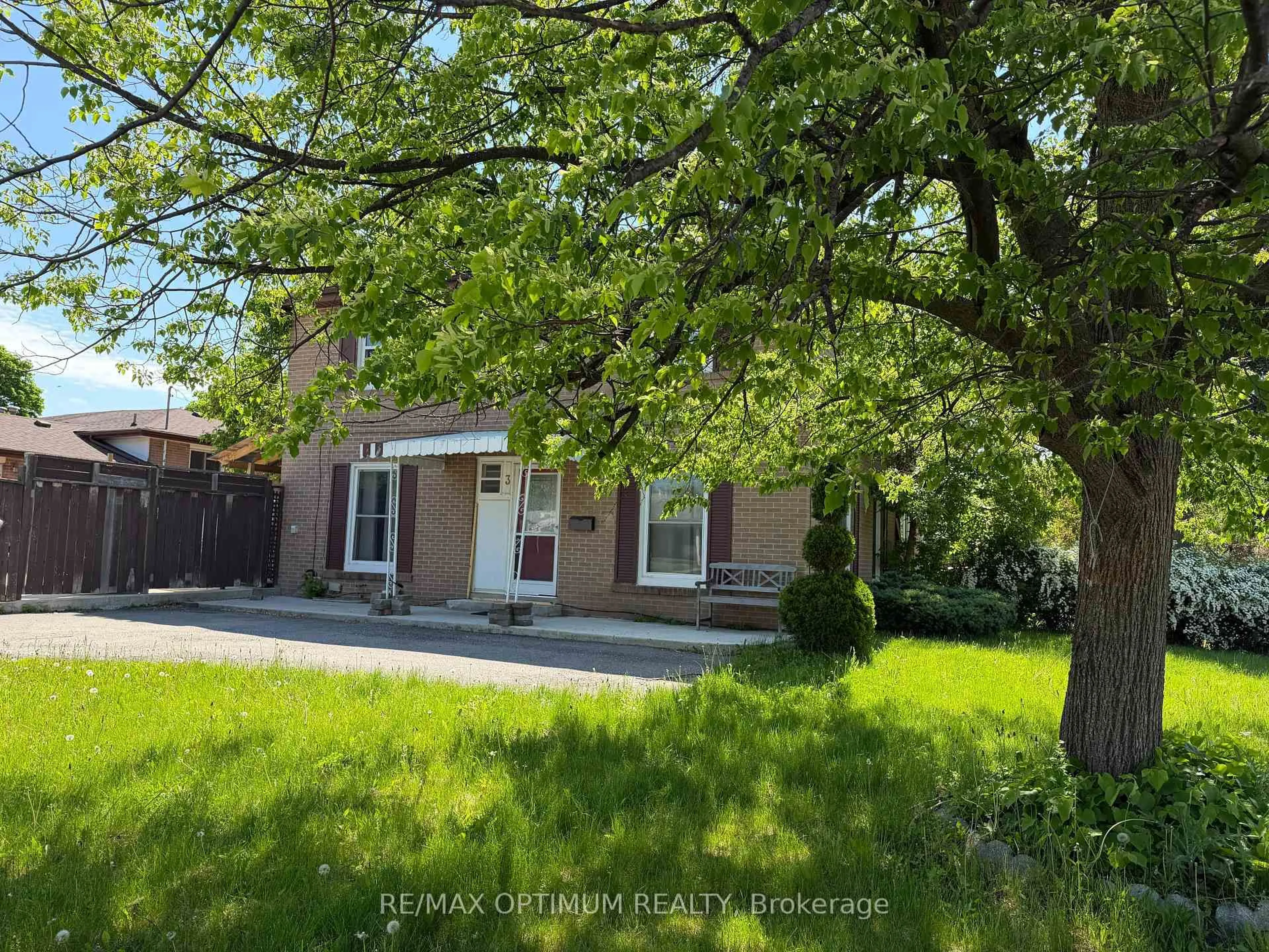 A pic from outside/outdoor area/front of a property/back of a property/a pic from drone, street for 3 Dunwich Pl, Brampton Ontario L6T 1K3