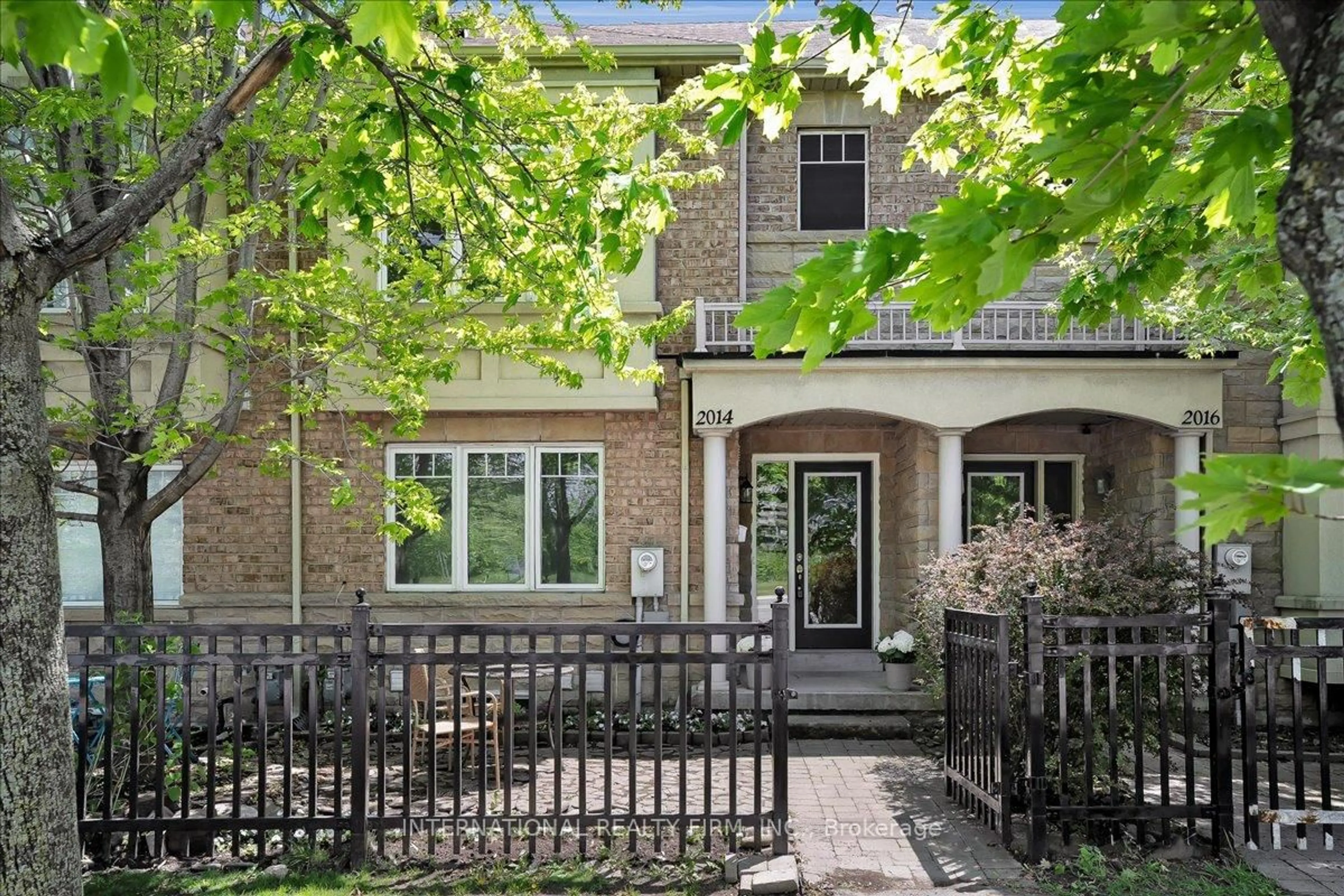 Patio, street for 2014 Lakeshore Rd, Mississauga Ontario L5J 1J8