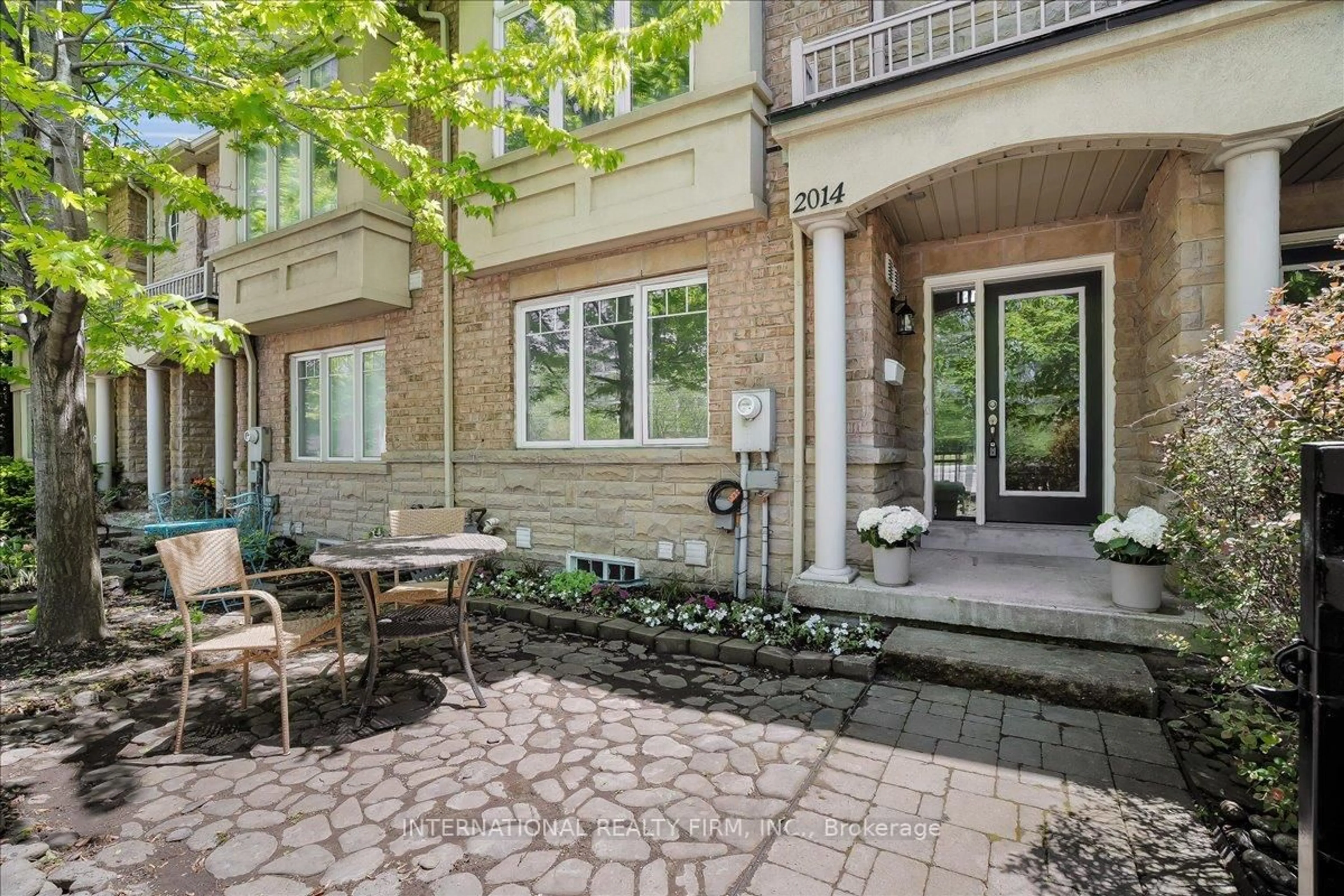 Patio, street for 2014 Lakeshore Rd, Mississauga Ontario L5J 1J8