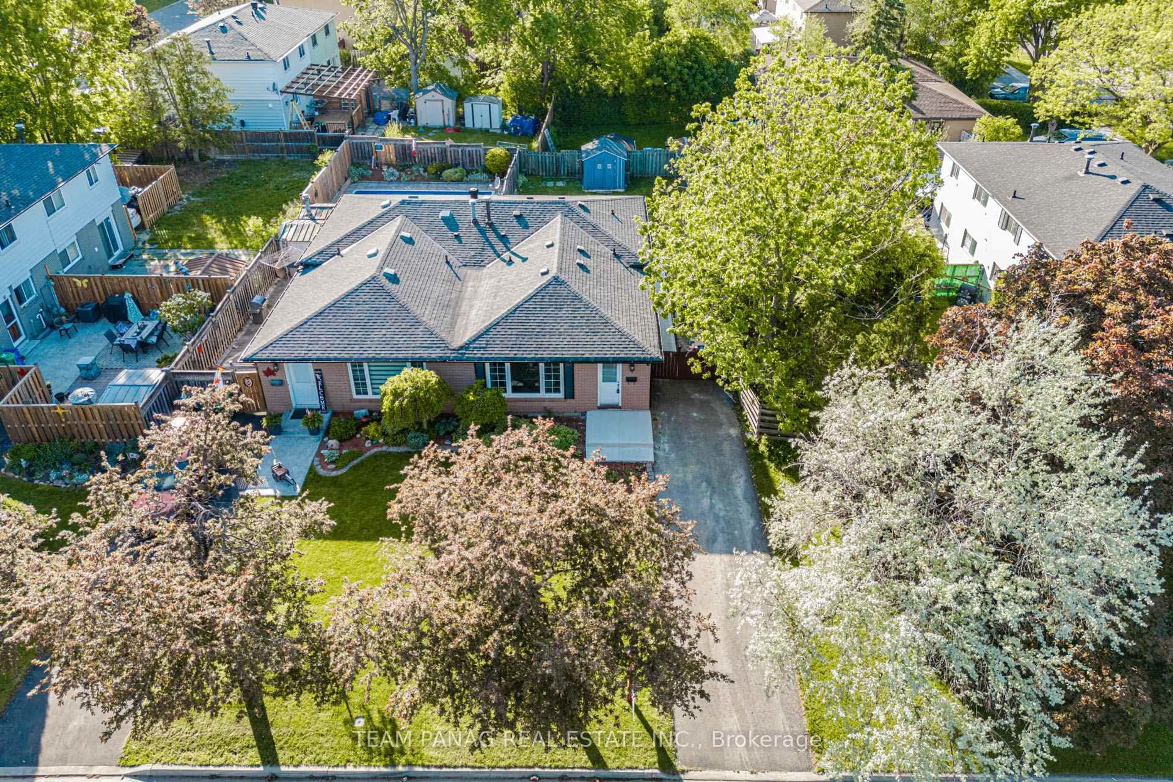 A pic from outside/outdoor area/front of a property/back of a property/a pic from drone, street for 141 Fallingdale Cres, Brampton Ontario L6T 3J5