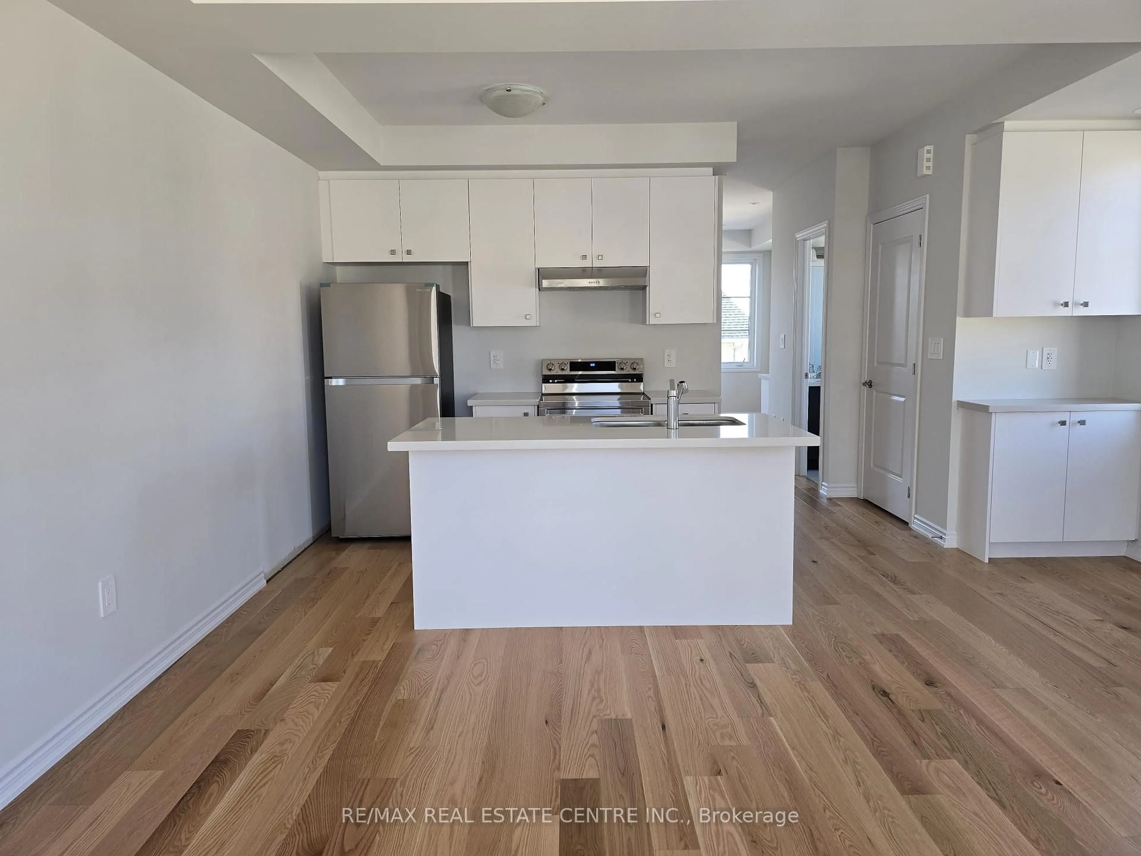 Open concept kitchen, wood/laminate floor for 5959 Saigon St, Mississauga Ontario L6H 7G1