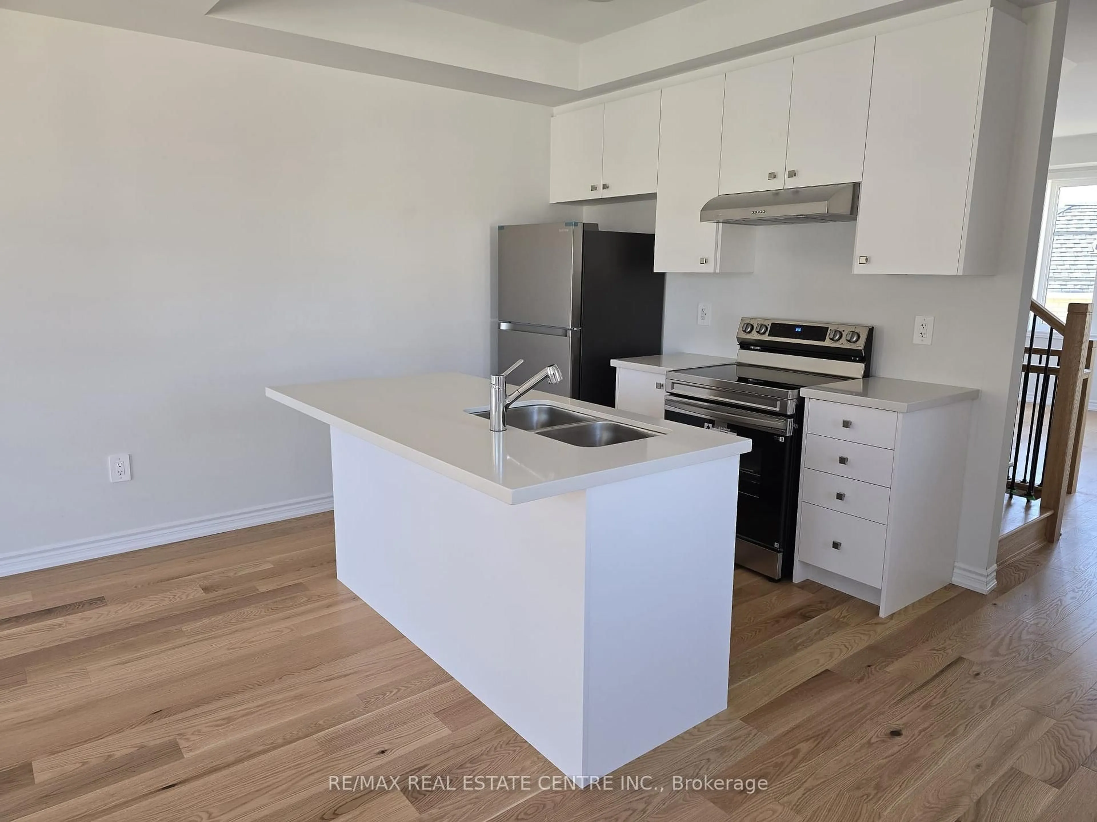 Standard kitchen, wood/laminate floor for 5959 Saigon St, Mississauga Ontario L6H 7G1