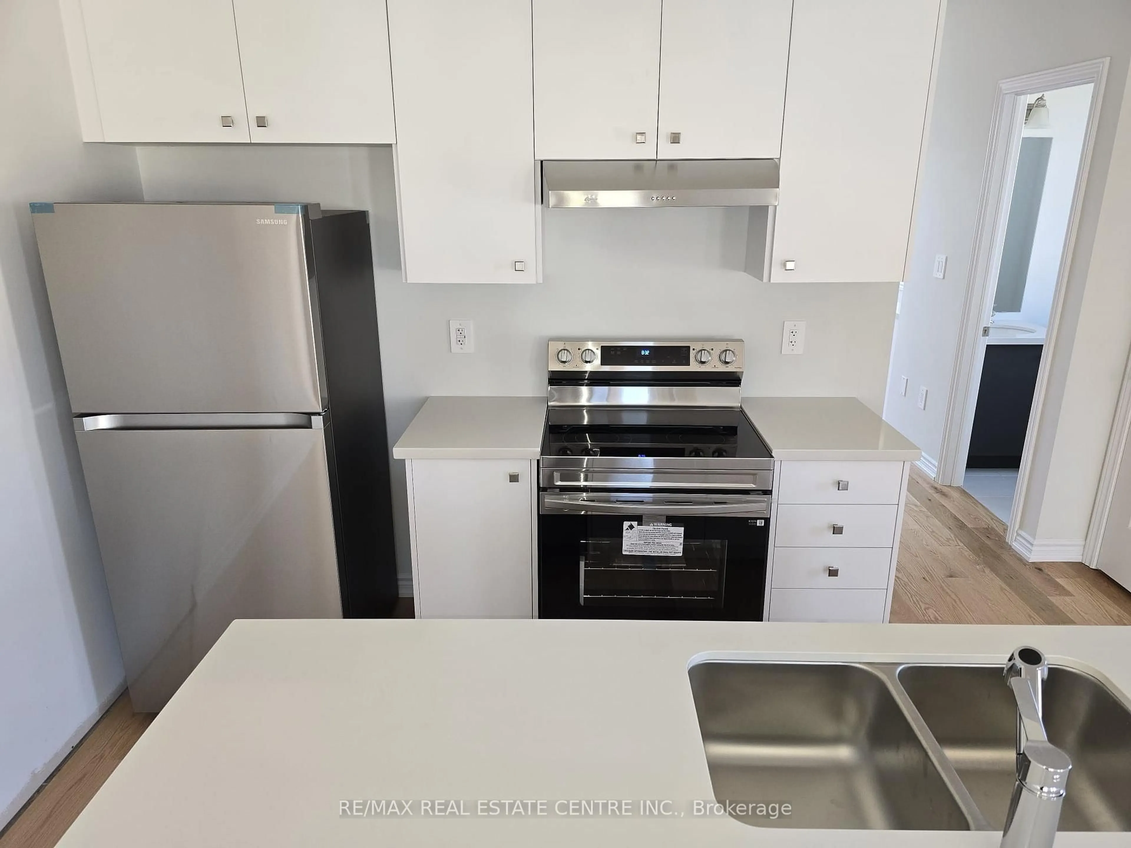 Standard kitchen, unknown for 5959 Saigon St, Mississauga Ontario L6H 7G1