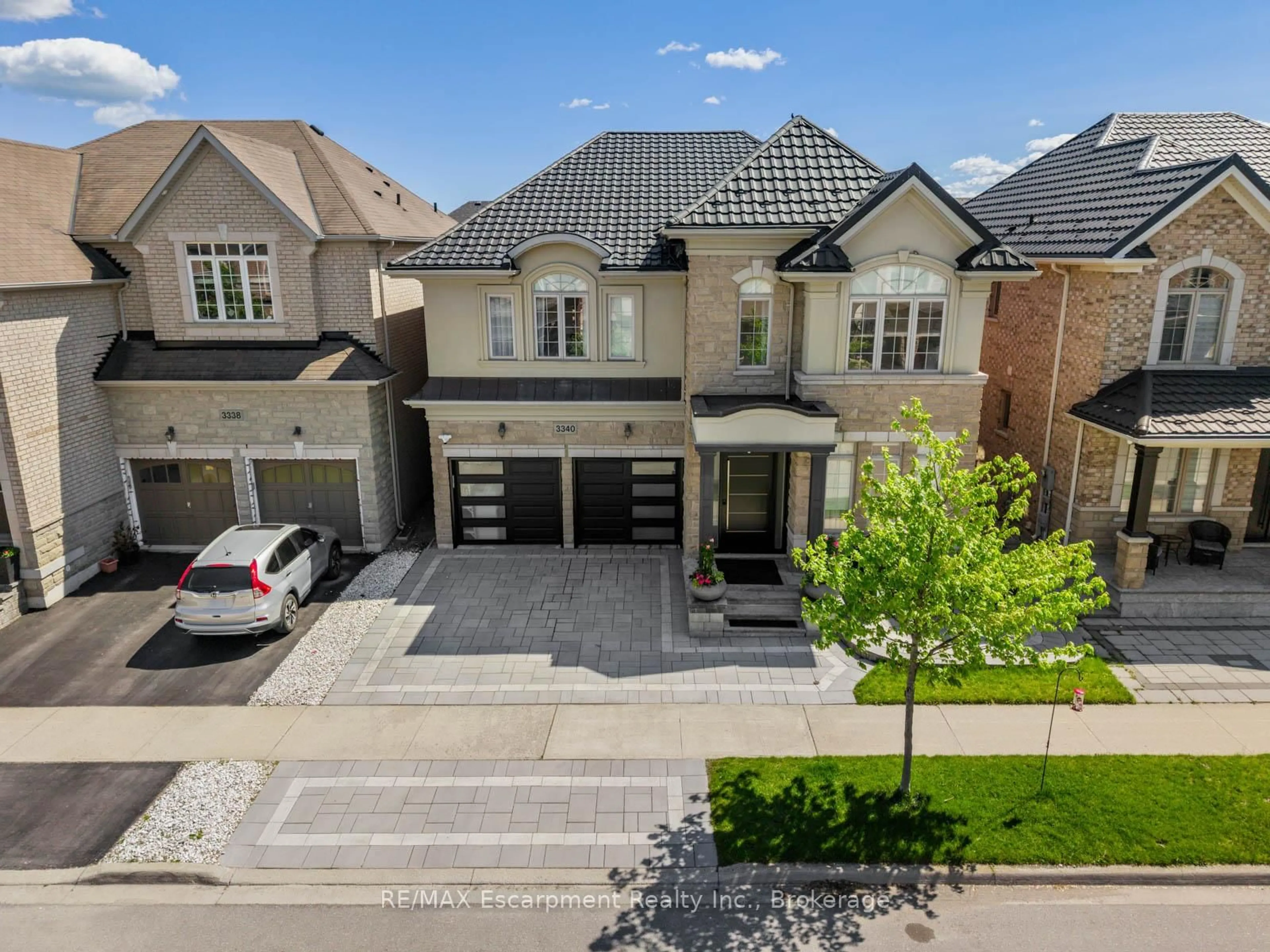 A pic from outside/outdoor area/front of a property/back of a property/a pic from drone, street for 3340 Terra Cotta Lane, Burlington Ontario L7M 0L5