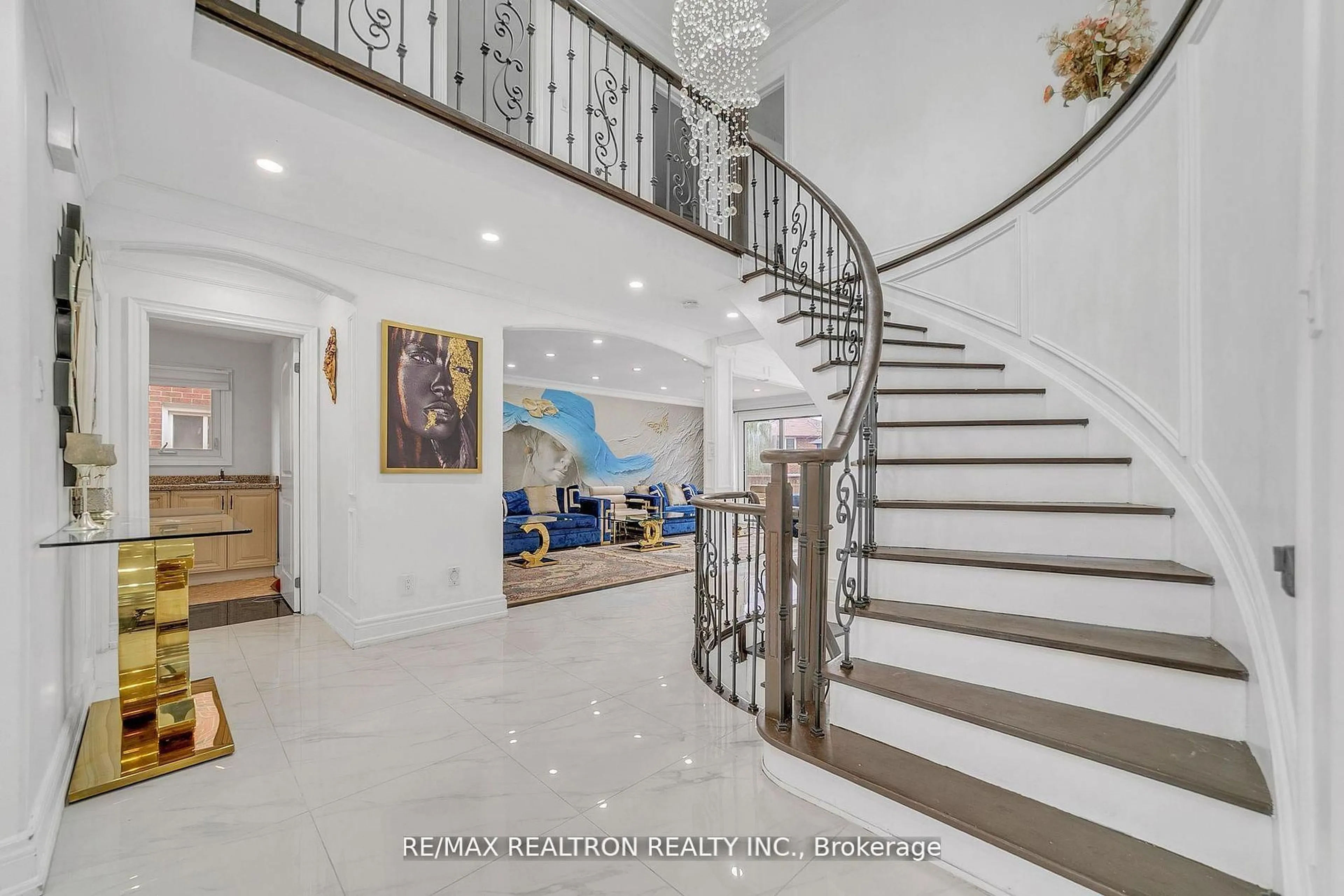 Indoor foyer for 22 Butlers Crt, Brampton Ontario L6Y 3T7