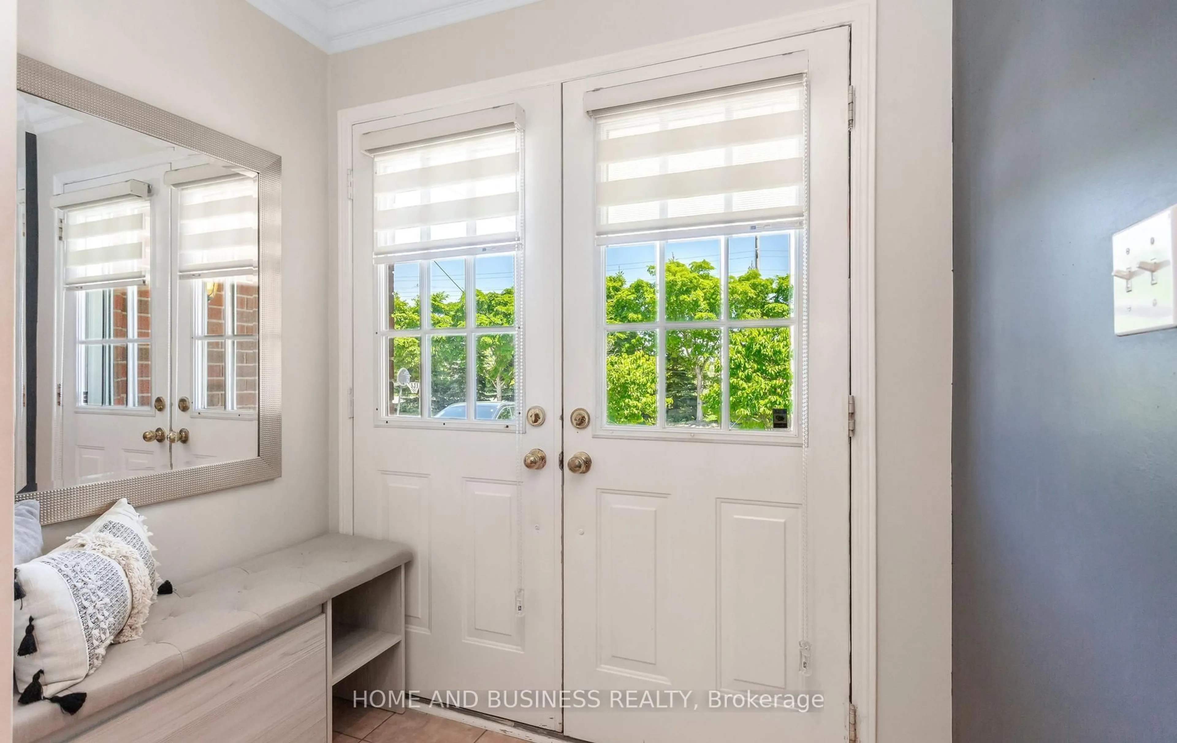 Indoor entryway for 4161 Goldenrod Cres, Mississauga Ontario L5V 3C1