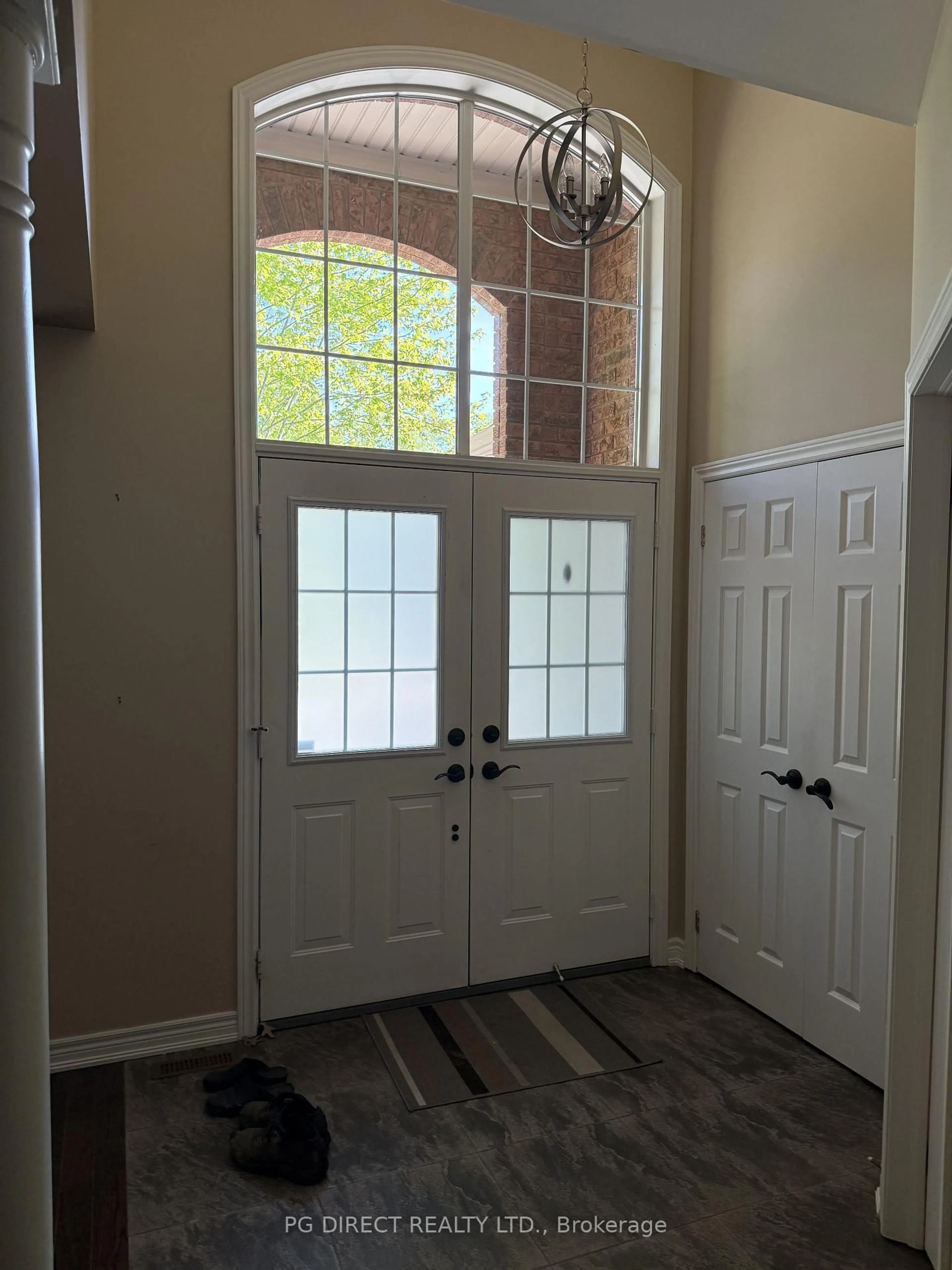 Indoor entryway for 7 Putney Rd, Caledon Ontario L7C 1R4