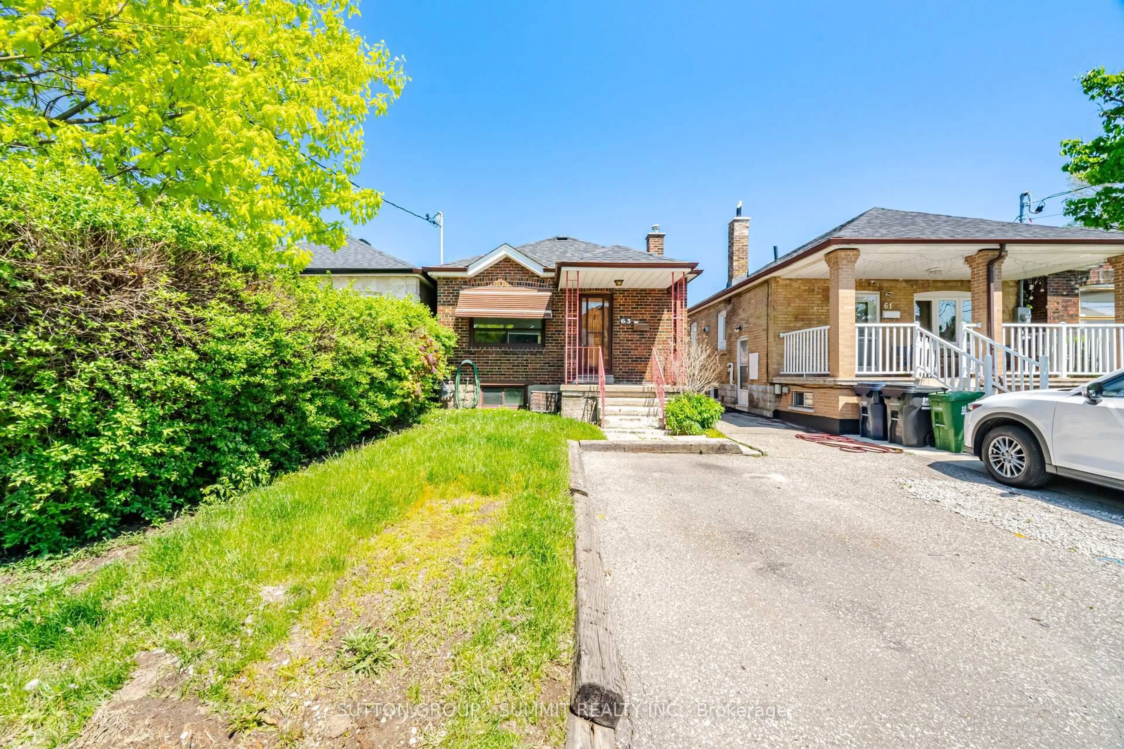 A pic from outside/outdoor area/front of a property/back of a property/a pic from drone, street for 63 Chamberlain Ave, Toronto Ontario M6E 4J9