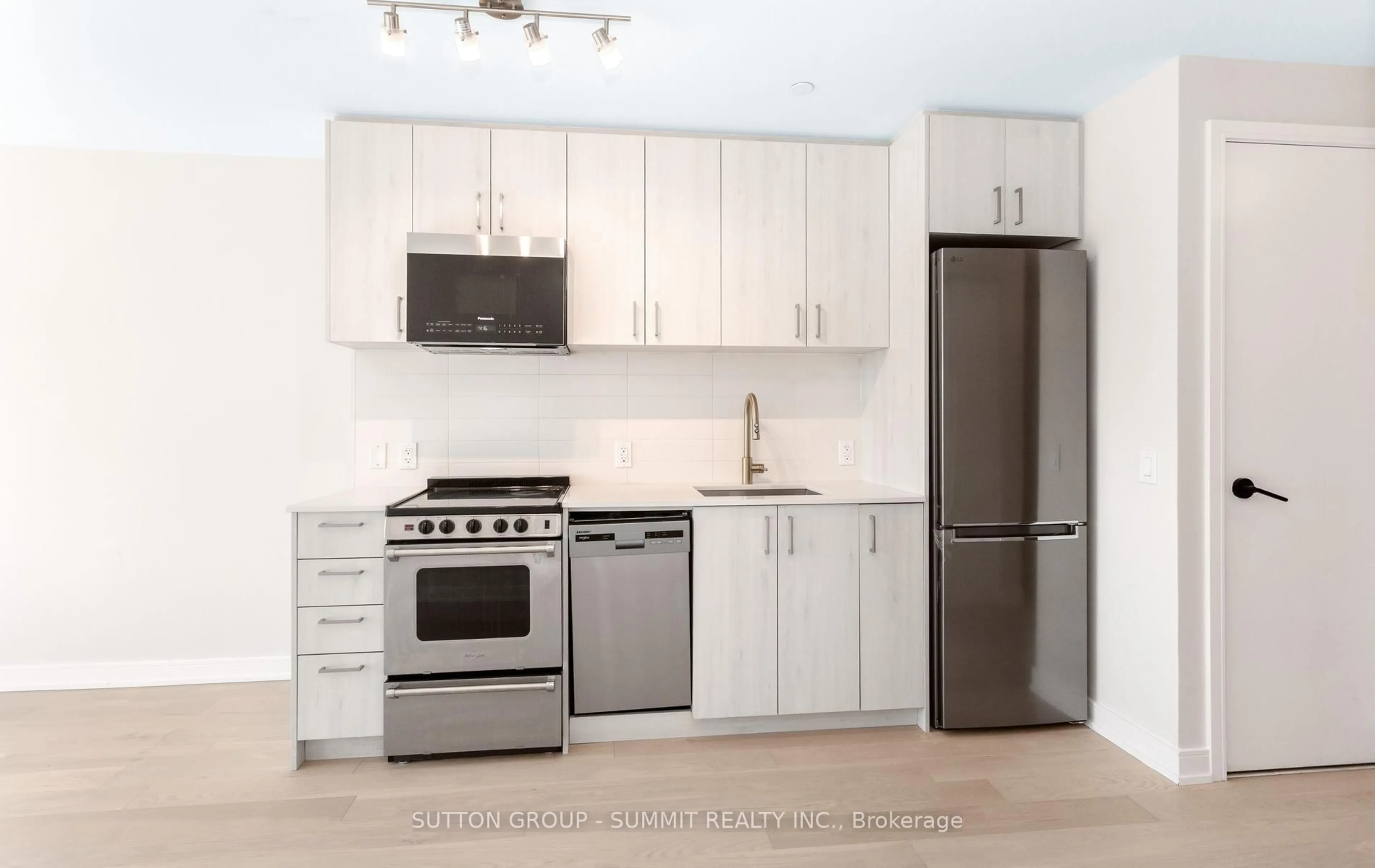 Standard kitchen, wood/laminate floor for 8010 Derry Rd #504, Milton Ontario L9T 9N3