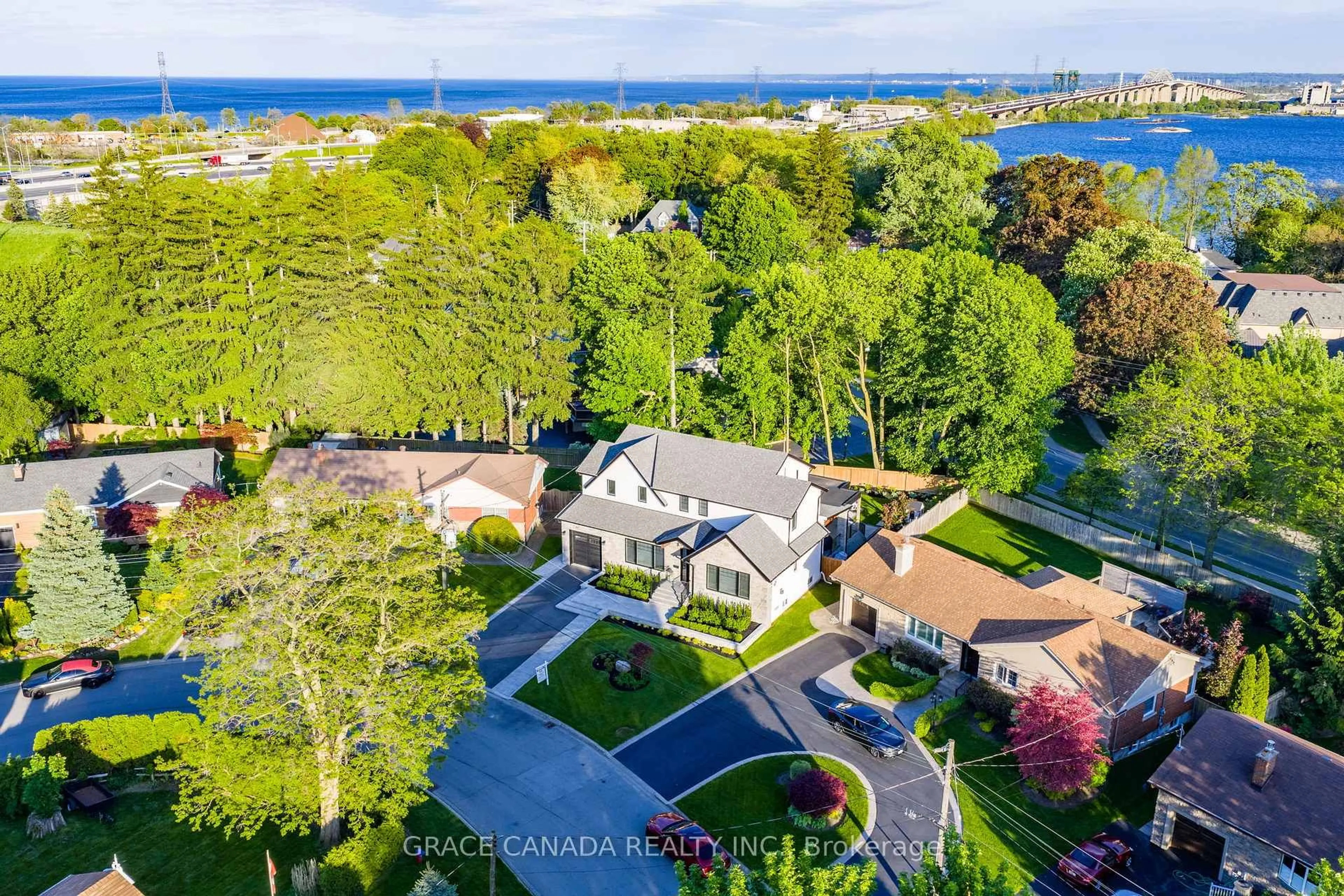 A pic from outside/outdoor area/front of a property/back of a property/a pic from drone, water/lake/river/ocean view for 527 Oneida Dr, Burlington Ontario L7T 3T9