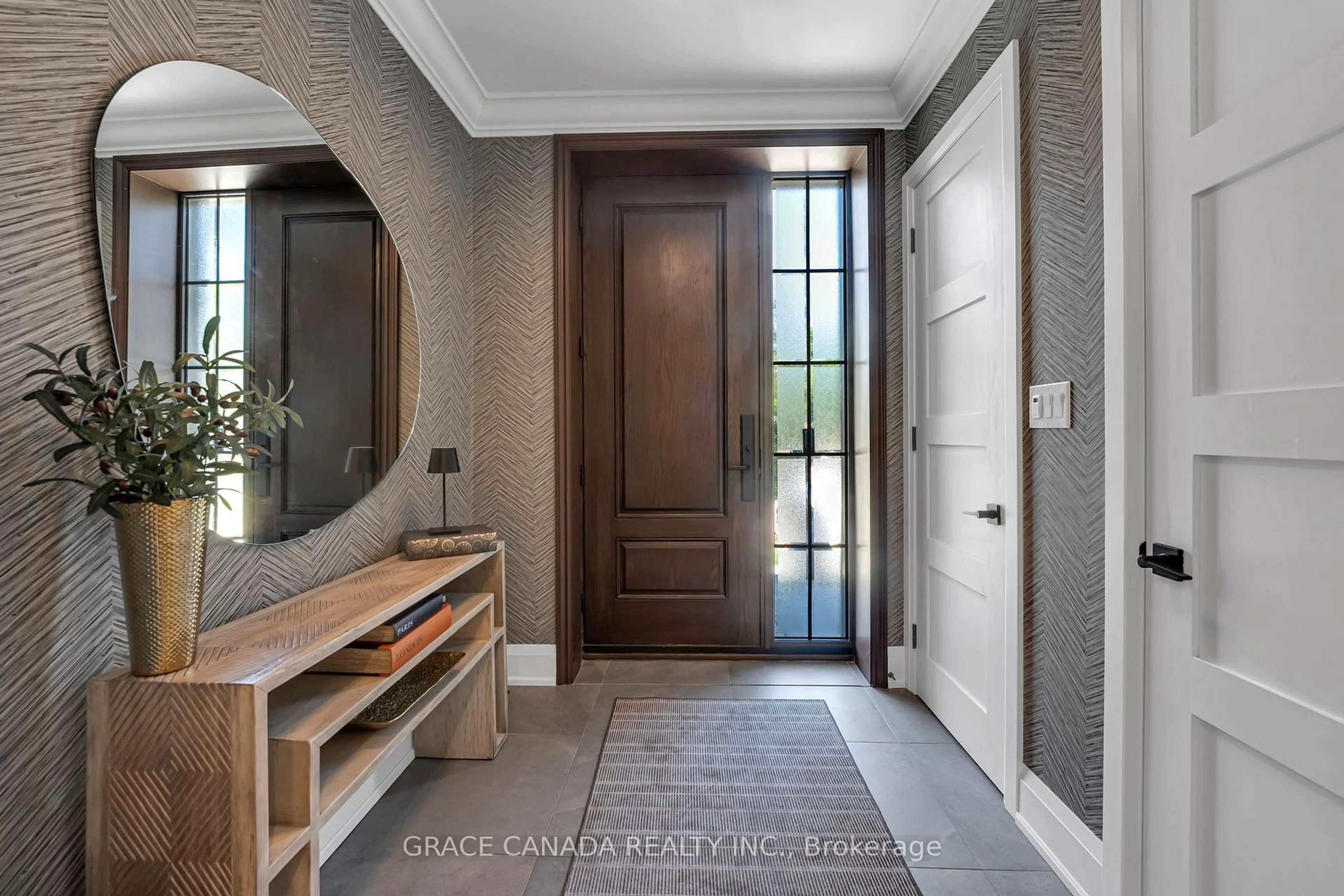 Indoor entryway for 527 Oneida Dr, Burlington Ontario L7T 3T9