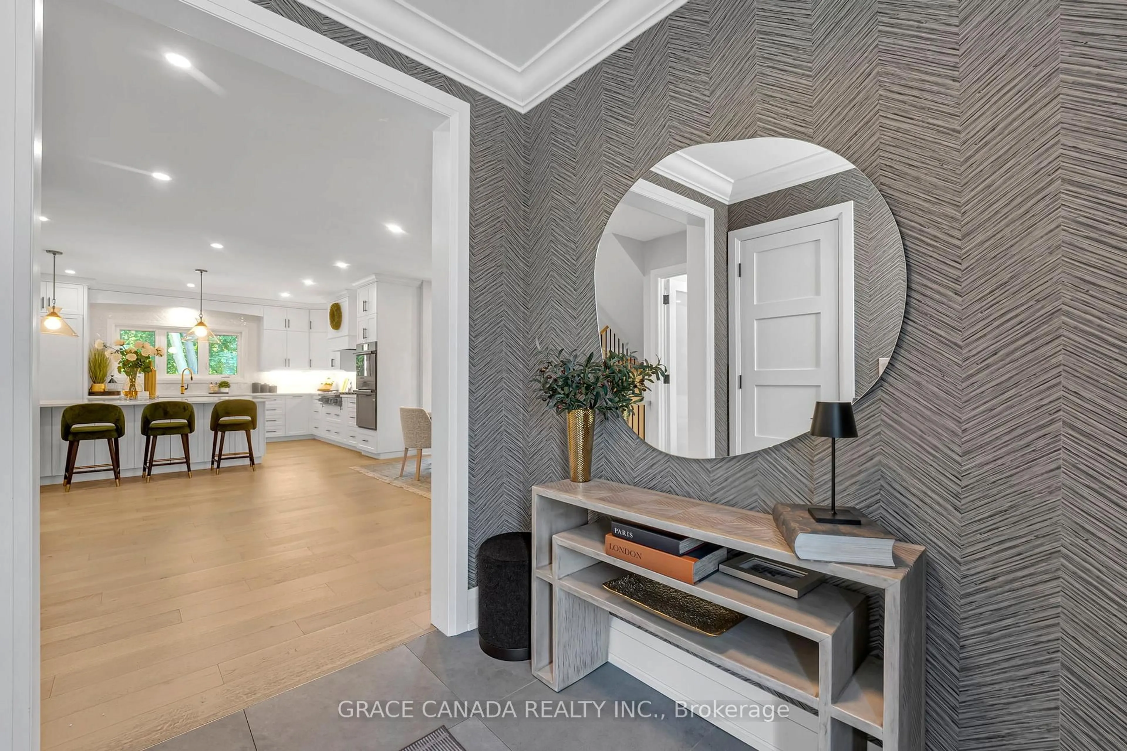 Indoor entryway for 527 Oneida Dr, Burlington Ontario L7T 3T9