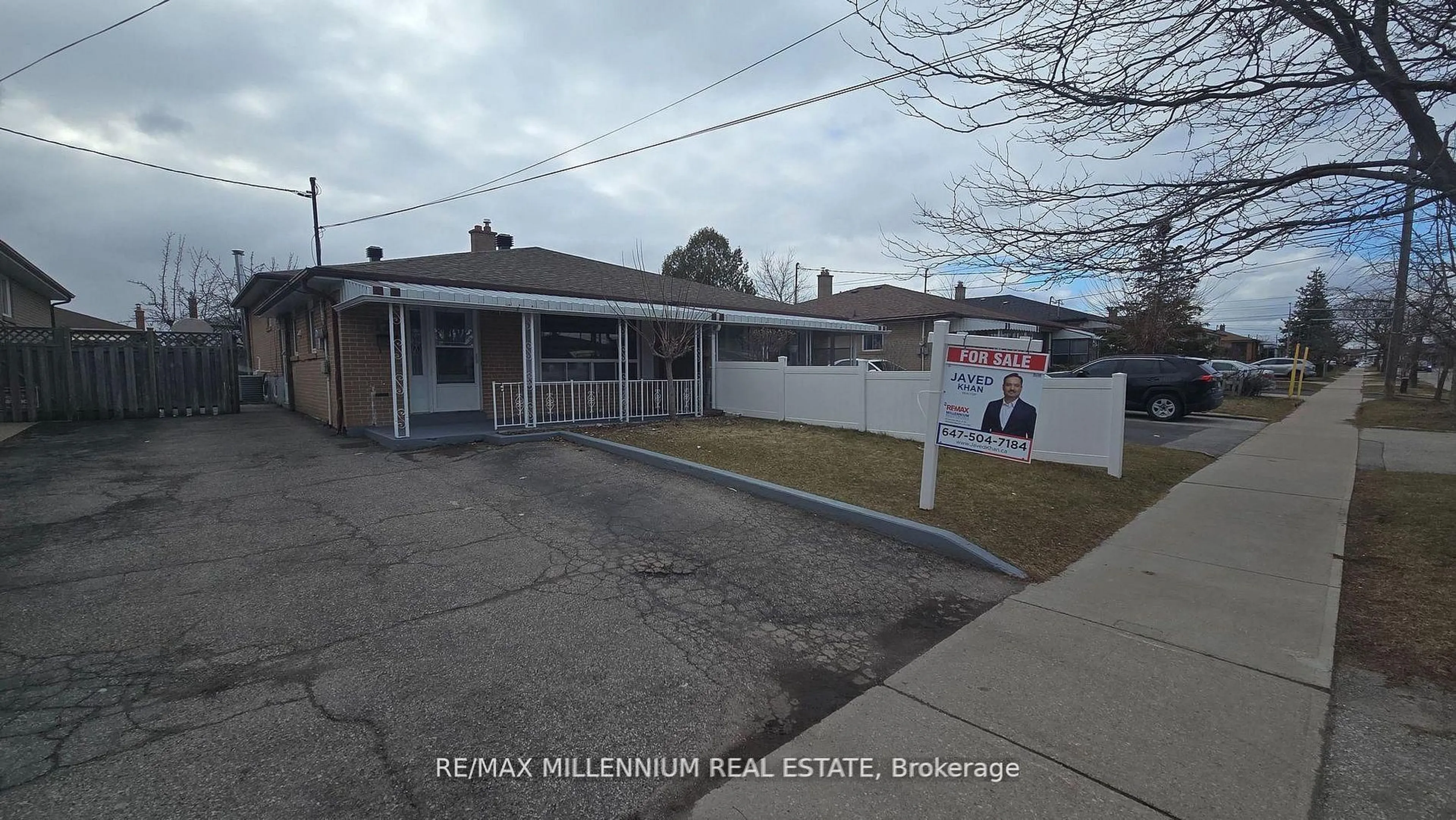 A pic from outside/outdoor area/front of a property/back of a property/a pic from drone, street for 120 Duncanwoods Dr, Toronto Ontario M9L 2E1