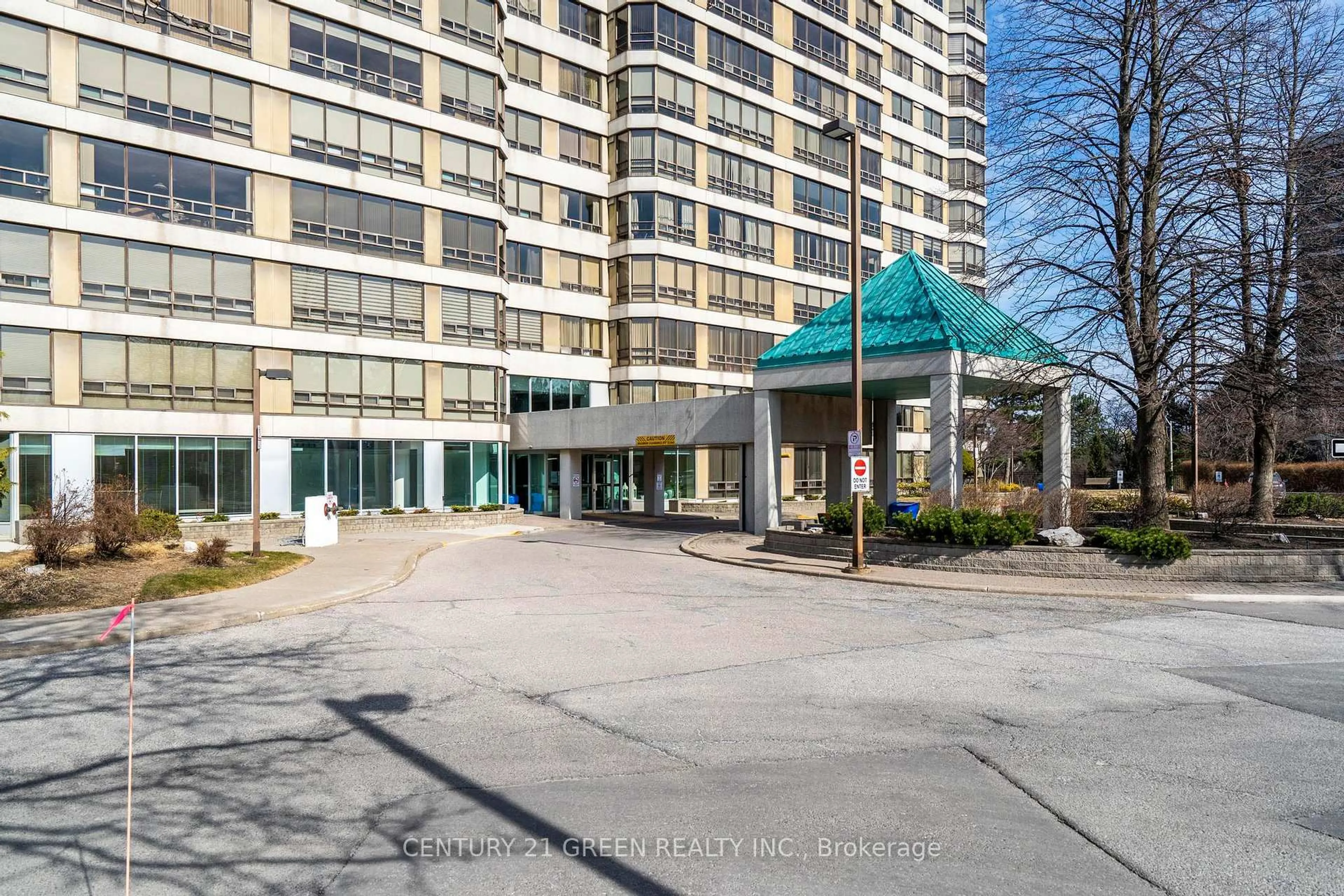 Indoor foyer for 310 Mill St #712, Brampton Ontario L6Y 3B1