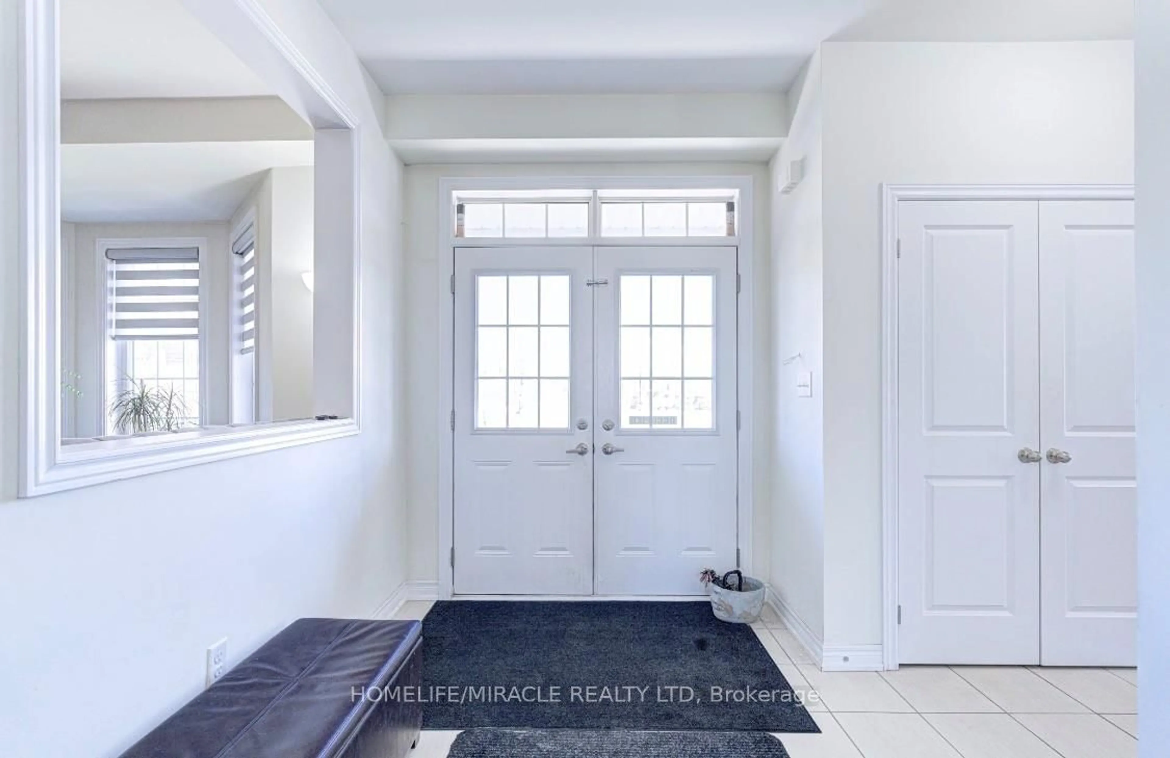 Indoor entryway for 566 Brisdale Dr, Brampton Ontario L7A 5J4