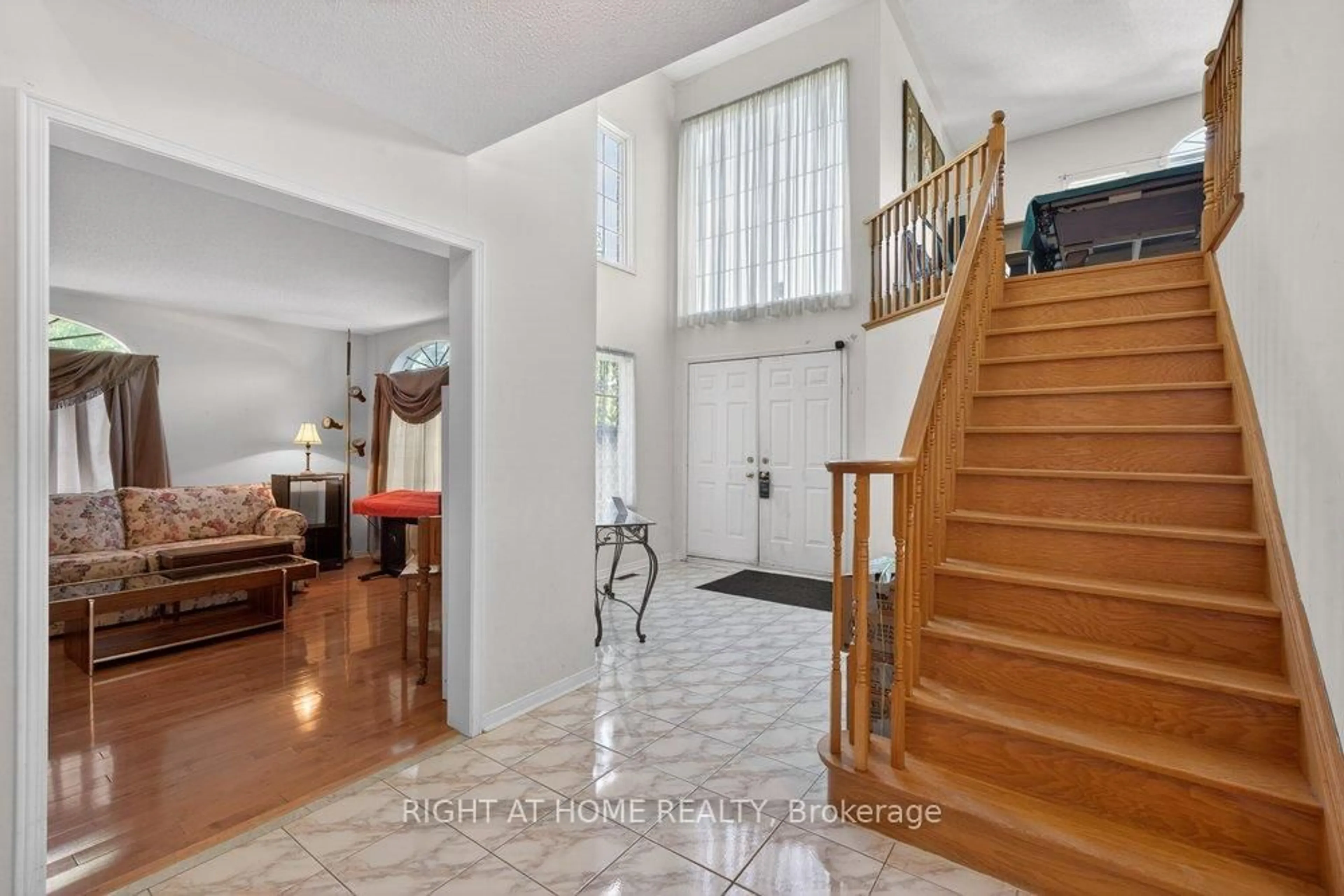 Indoor foyer for 130 Eagleridge Dr, Brampton Ontario L6R 1E3