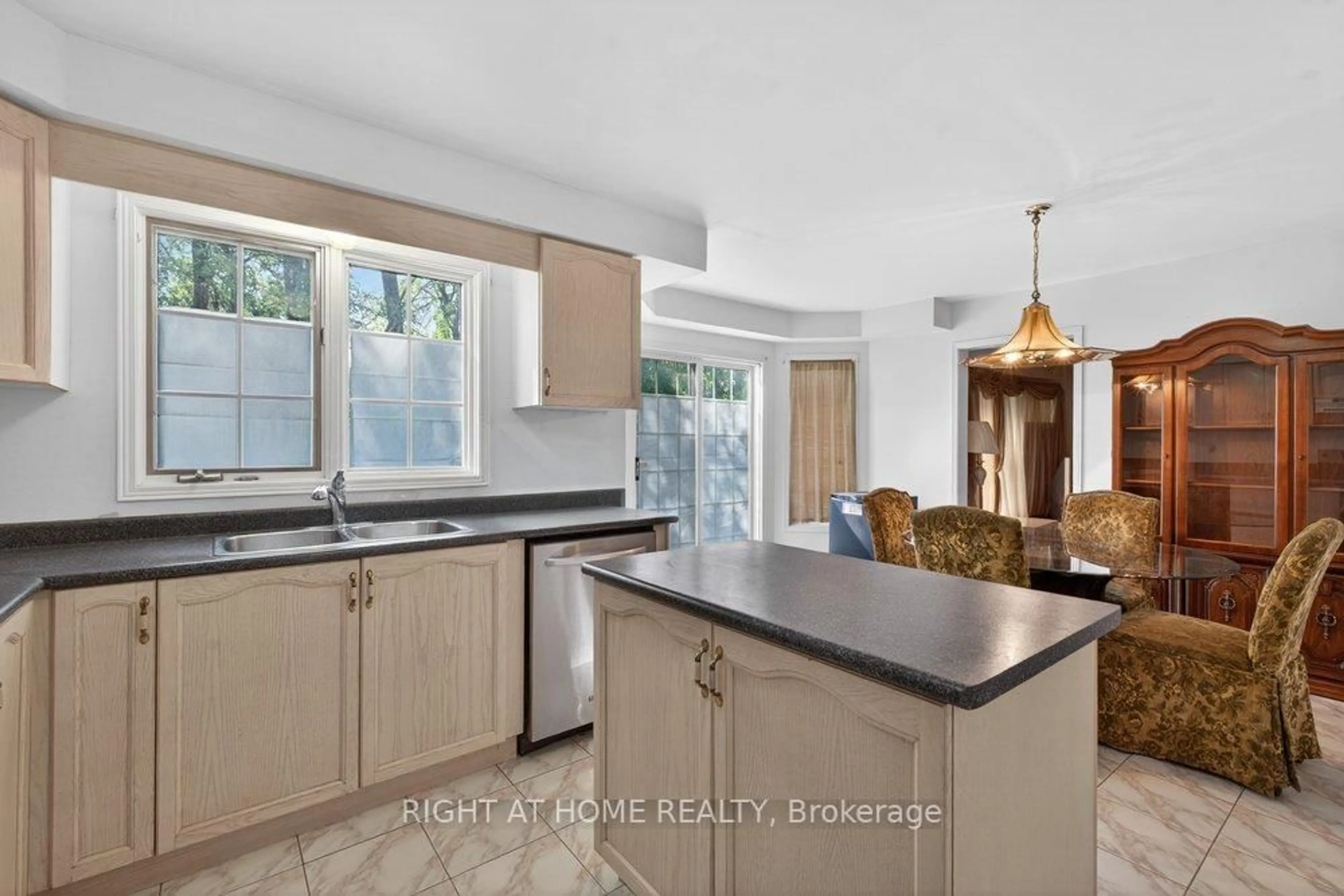 Open concept kitchen, ceramic/tile floor for 130 Eagleridge Dr, Brampton Ontario L6R 1E3