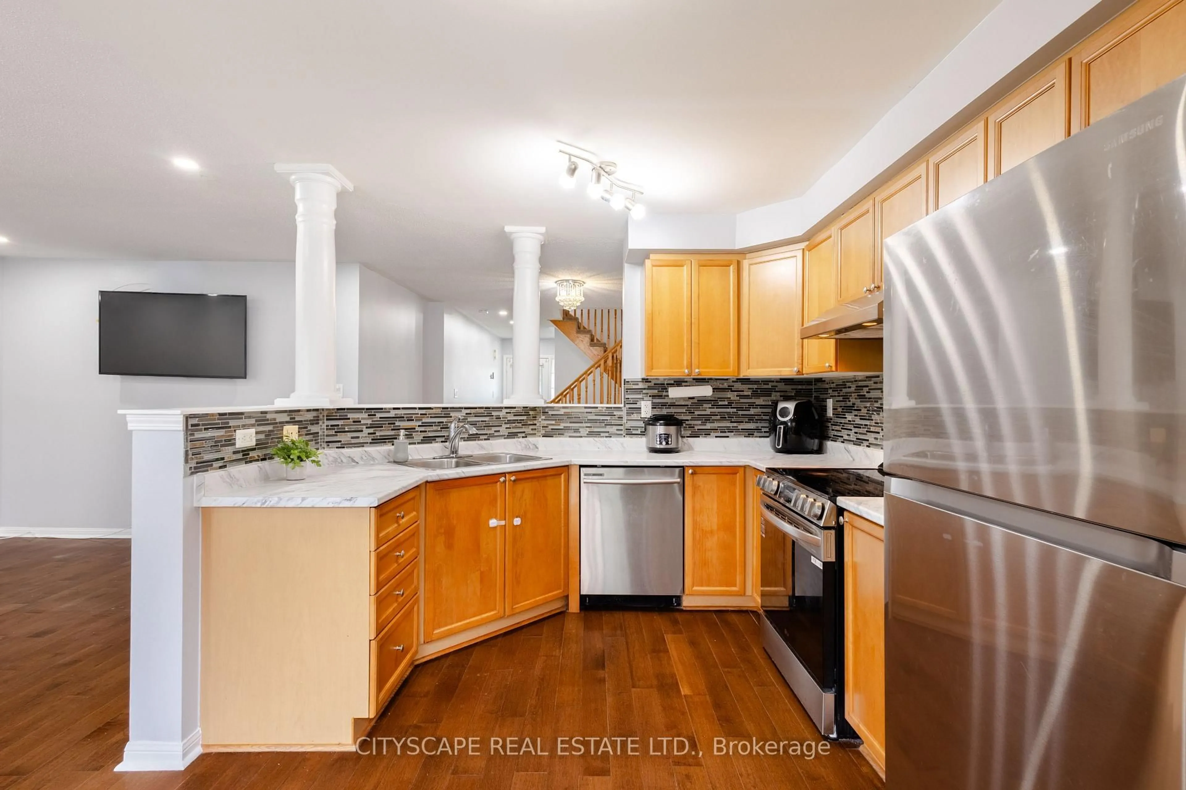 Open concept kitchen, unknown for 629 Edwards Ave, Milton Ontario L9T 6B2