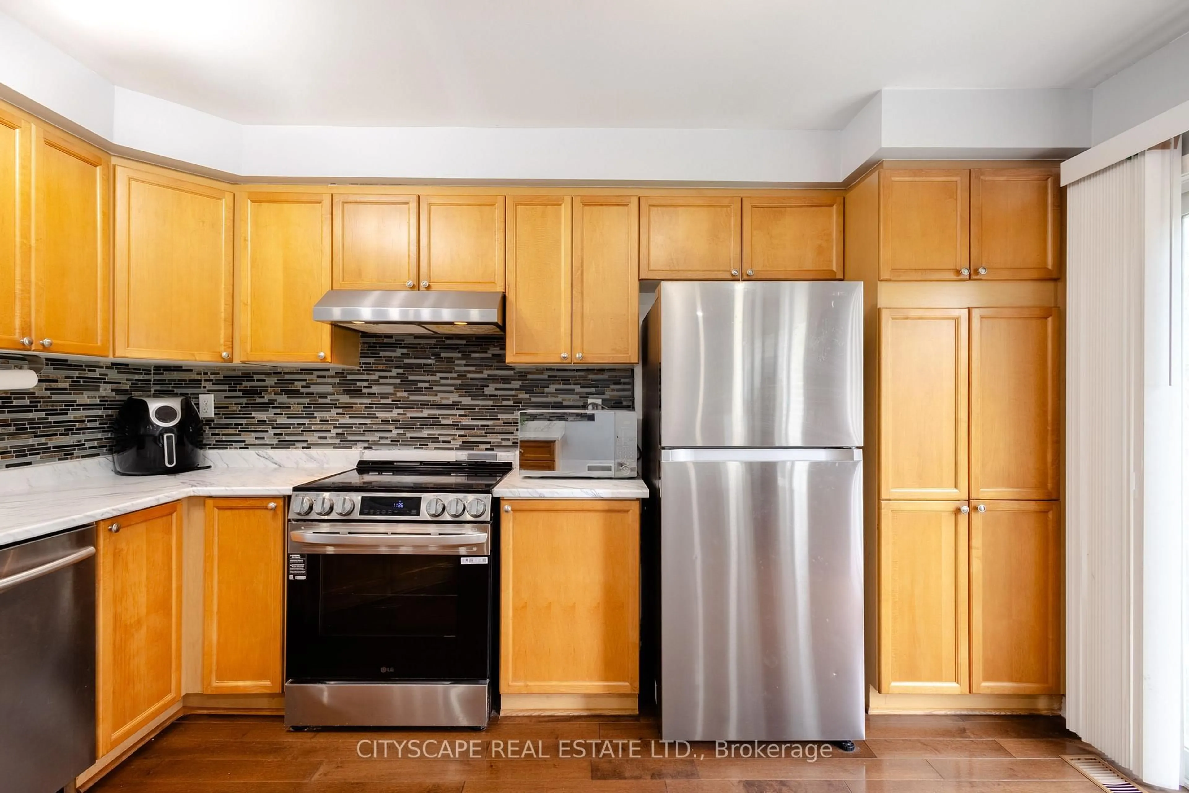 Standard kitchen, unknown for 629 Edwards Ave, Milton Ontario L9T 6B2