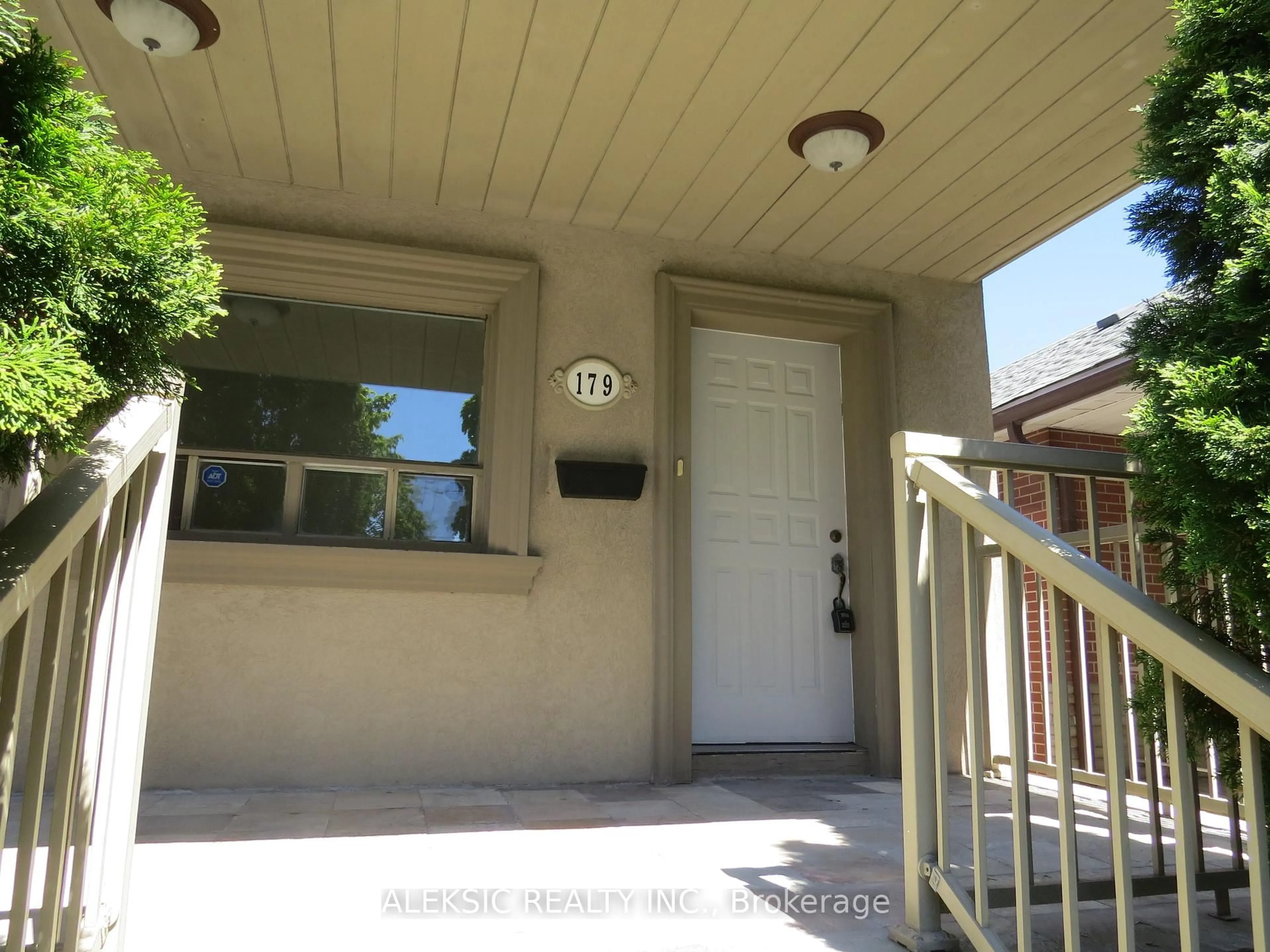 Indoor entryway for 179 Thirtieth St, Toronto Ontario M8W 3C6