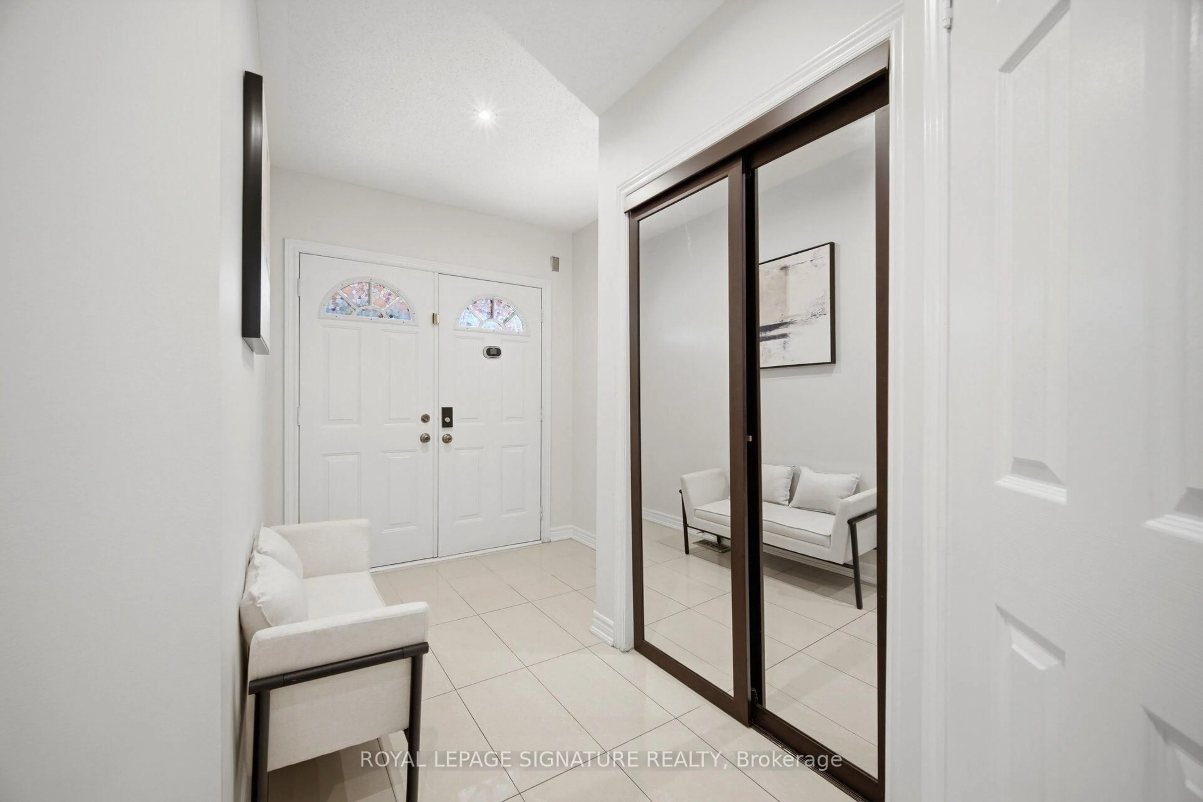 Indoor entryway for 901 Knotty Pine Grve, Mississauga Ontario L5W 1J9