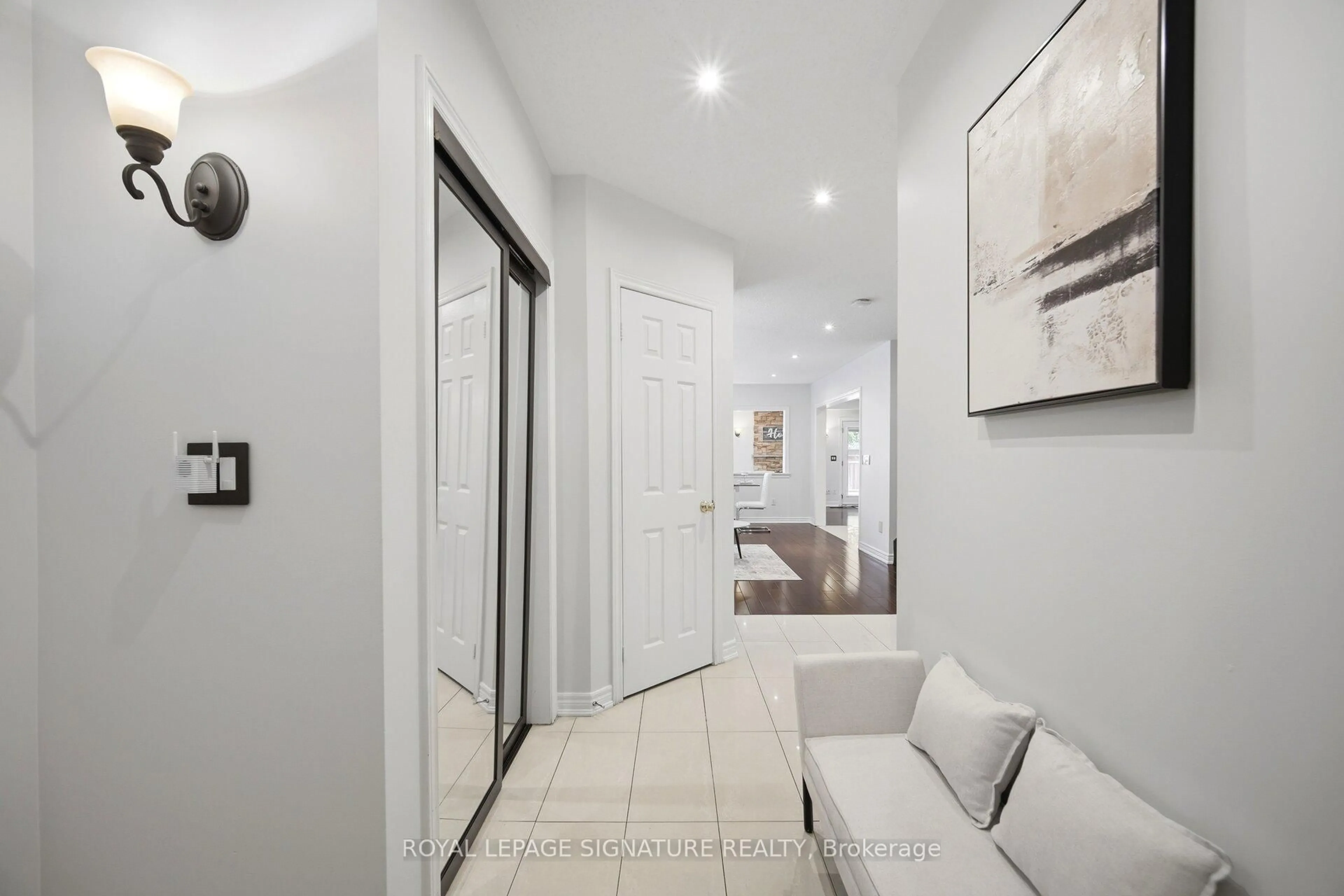Indoor entryway for 901 Knotty Pine Grve, Mississauga Ontario L5W 1J9