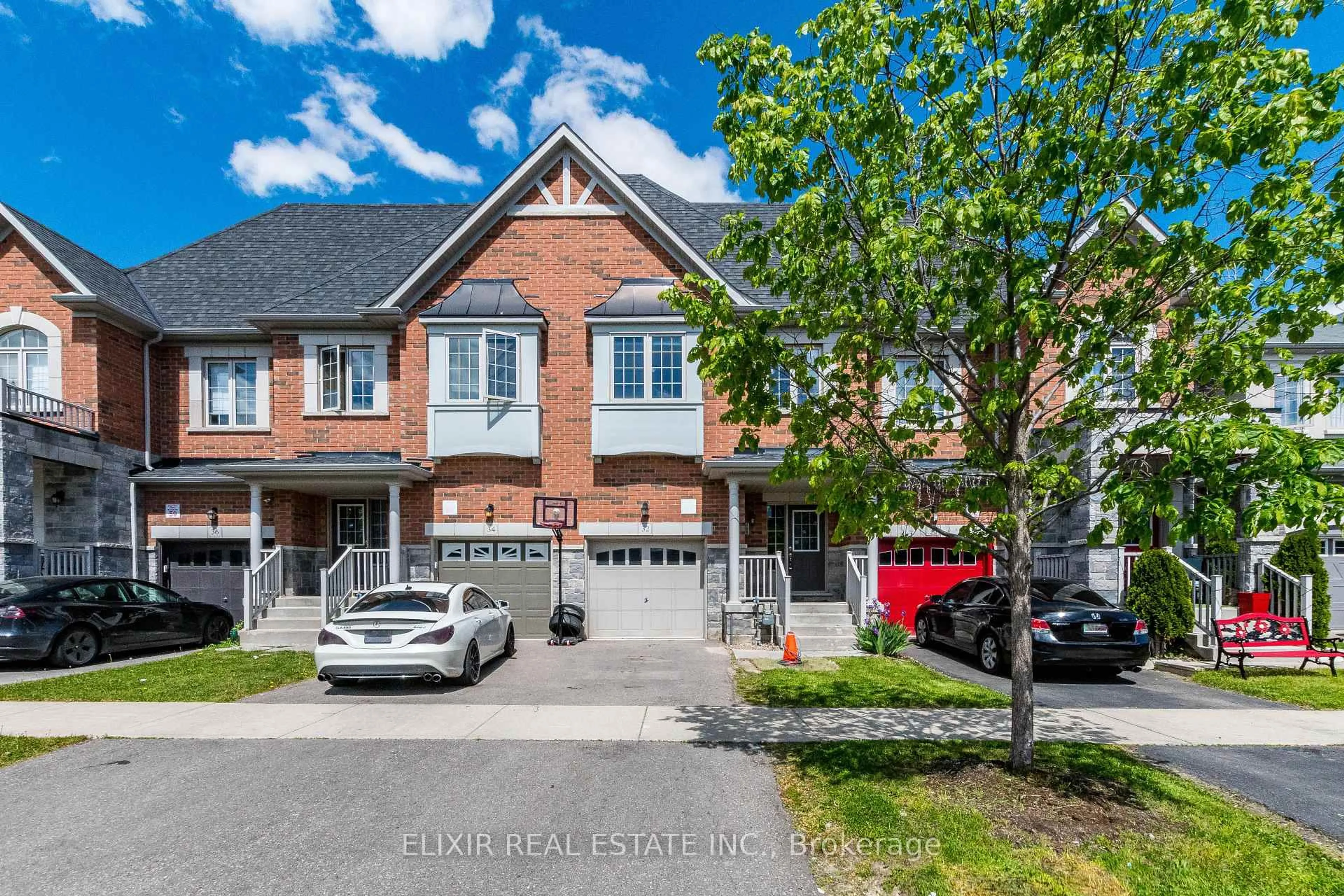 A pic from outside/outdoor area/front of a property/back of a property/a pic from drone, street for 32 Yately St, Brampton Ontario L7A 0G4