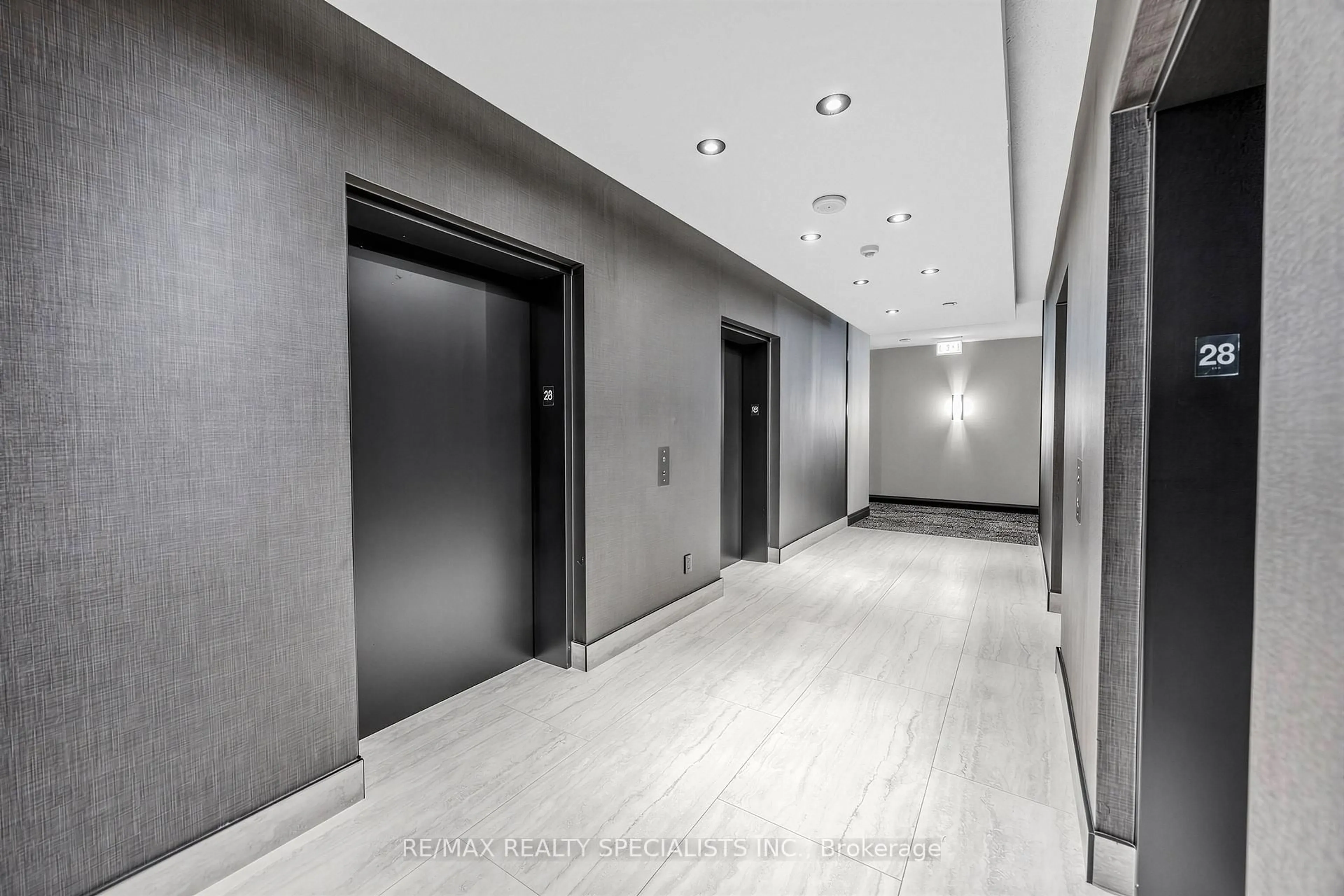 Indoor foyer for 4080 Living Arts Dr #2806, Mississauga Ontario L5B 4N3