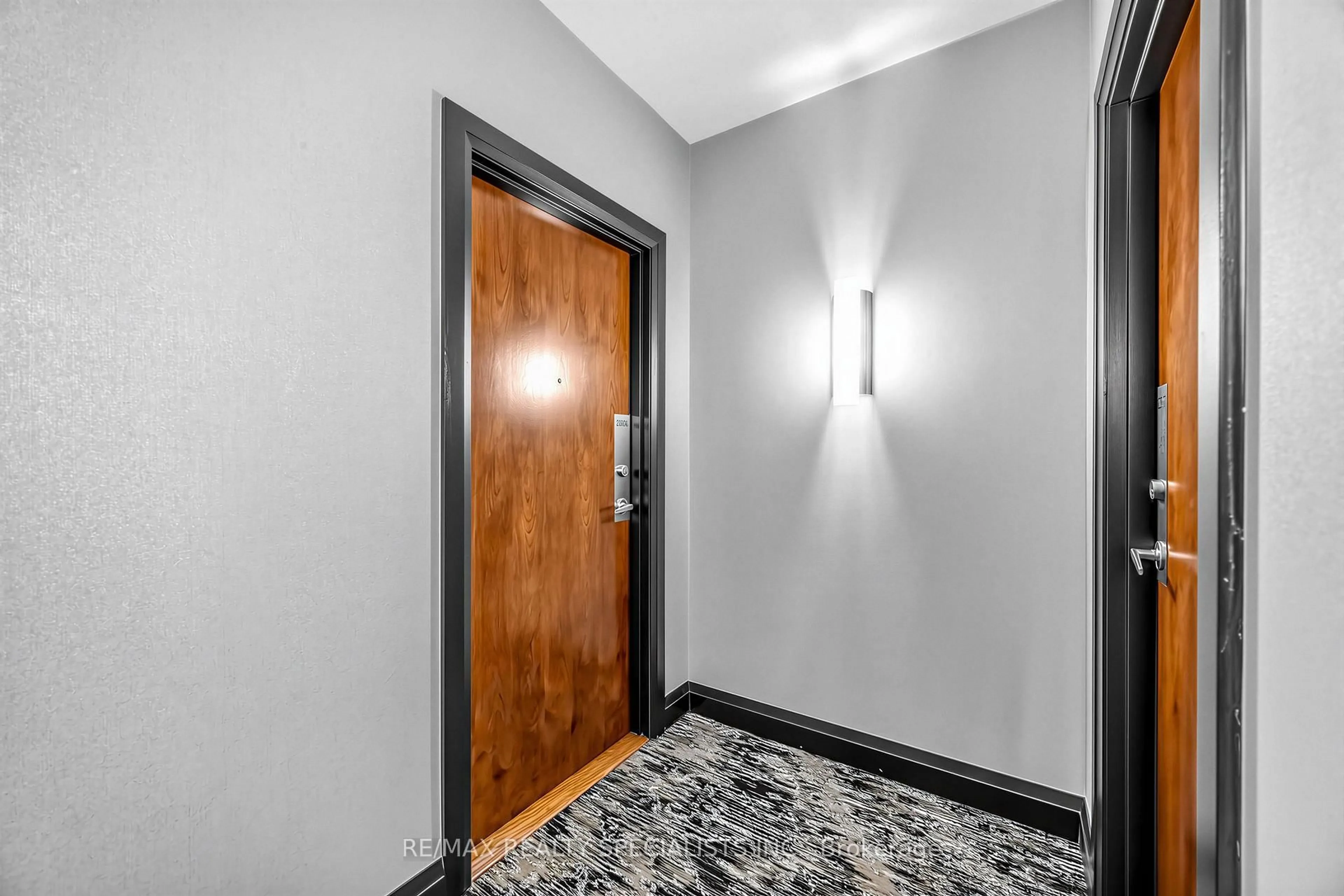 Indoor foyer for 4080 Living Arts Dr #2806, Mississauga Ontario L5B 4N3