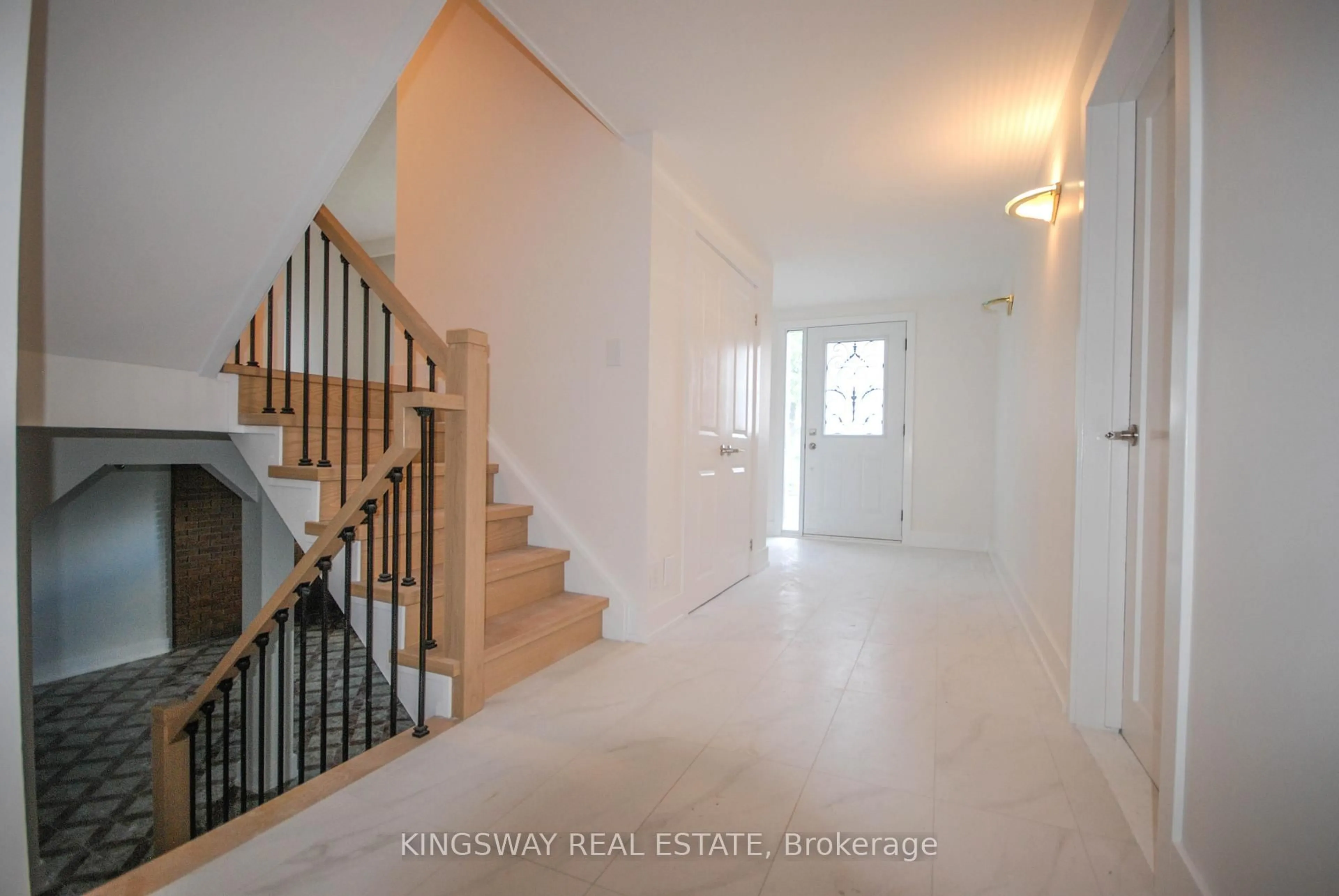Indoor entryway for 24 Archdekin Dr, Brampton Ontario L6V 1Y3