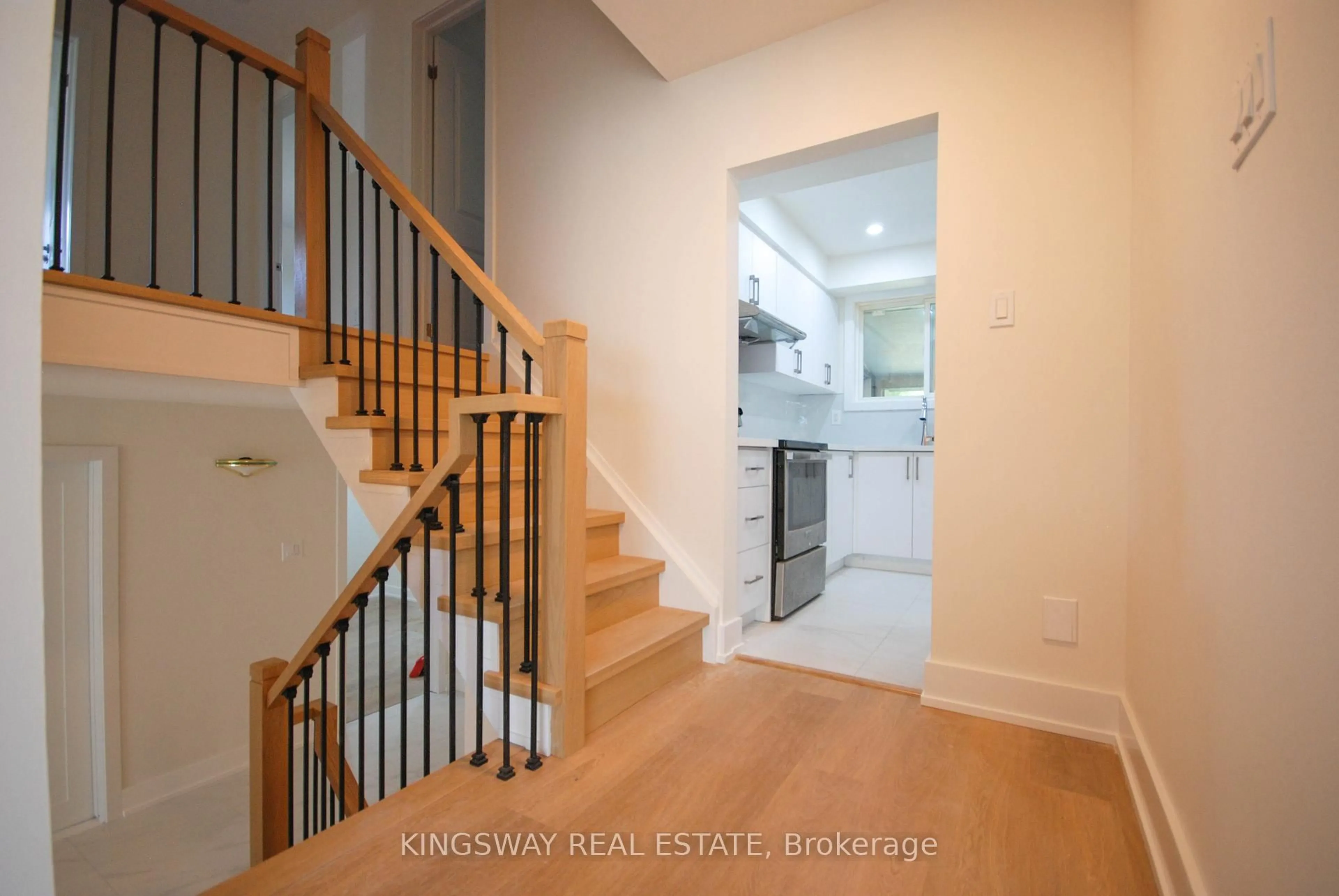 Indoor entryway for 24 Archdekin Dr, Brampton Ontario L6V 1Y3